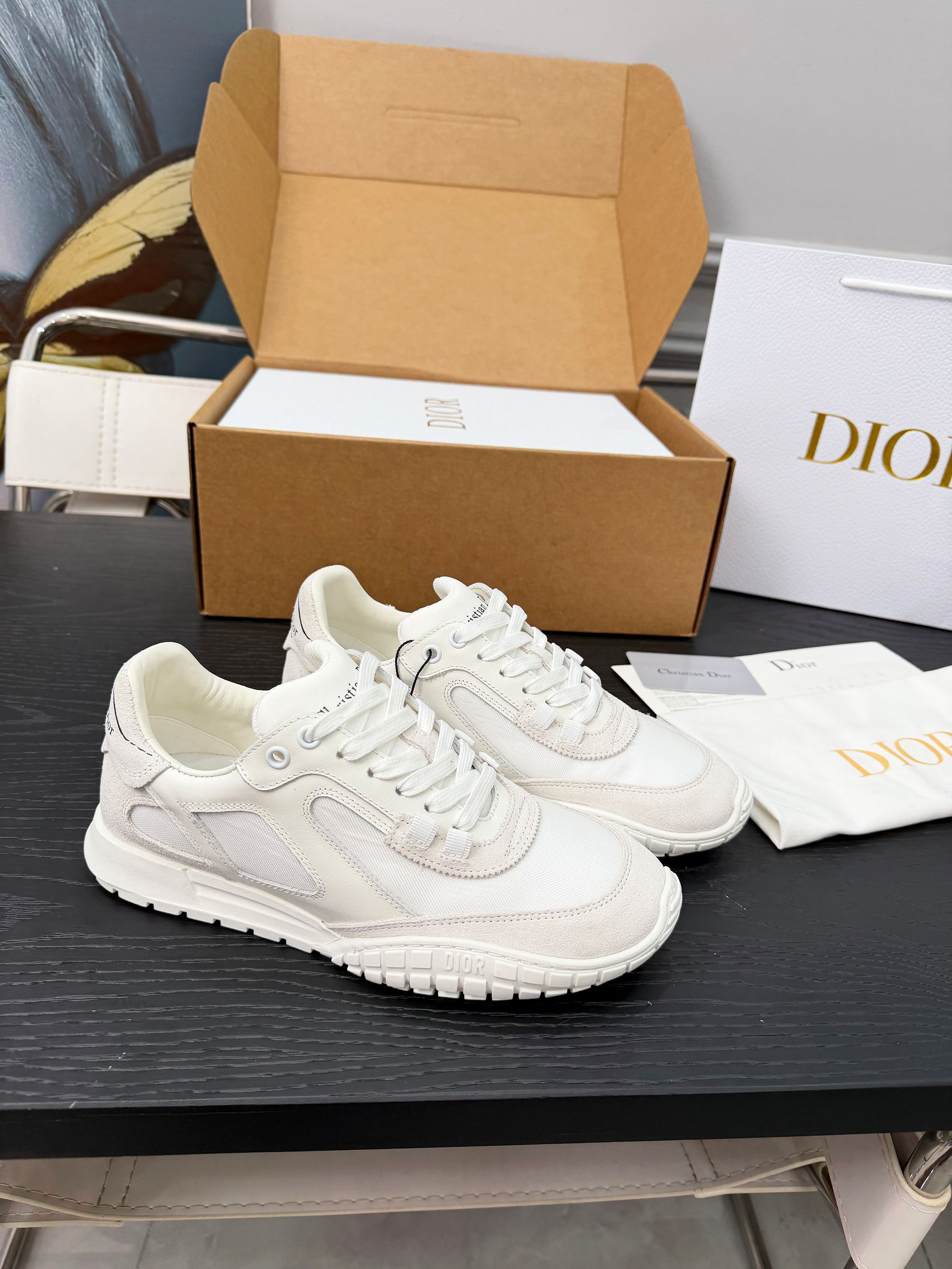 NO:630668,Dior Tech sneakers Dior's new sports style Dior Tech is now online ~ Exquisite color matching, autumn and winter atmosphere ~ This Dior Tech sneaker is a new product in the 2026 early spring ready-to-wear series, with fashionable details, highlighting retro aesthetics. Cow leather and suede cow leather uppers are paired with transparent mesh fabric side splicing, and the heel and tongue are embellished with the Christian Dior aris logo. The textured Dior logo sole of the same color adds a high-end style.  Upper material fabric, cow split leather, cow leather heel and tongue decorated with Christian Dior aris logo. Textured Dior logo rubber sole decorated with Christian Dior's lucky star symbol. Size: women's 35-41 (women's 41 is custom-made and non-returnable), men's 39-46 (45/46 is custom-made and non-returnable), casual shoes/sports shoes, dior, dior, sneakers, cowhide19860909Dior Tech 运动鞋迪奥 新款 运动款迪奥Tech全新上线啦～ 精美配色,秋冬氛围款～这款 Dior Tech 运动鞋是二零二六早春成衣系列新品,搭配时尚细节,彰显复古美学.牛皮革和绒面牛皮革鞋面,搭配透明网眼织物侧面拼接,后跟和鞋舌点缀以 ChristianDior aris 标志.富有纹理的同色调 Dior 标志鞋底增添高订风范. 帮面材质织物,牛剖层革,牛皮革后跟和鞋舌饰以 Christian Dior aris 标志 富有纹理的 Dior 标志橡胶鞋底饰以 Christian Dior 的幸运星符号.码数:女款35-41（女41定做不退换）,男款39-46（45/46定做不退换）,休闲鞋/运动鞋,dior,dior,sneakers,cowhide,Women's Shoes