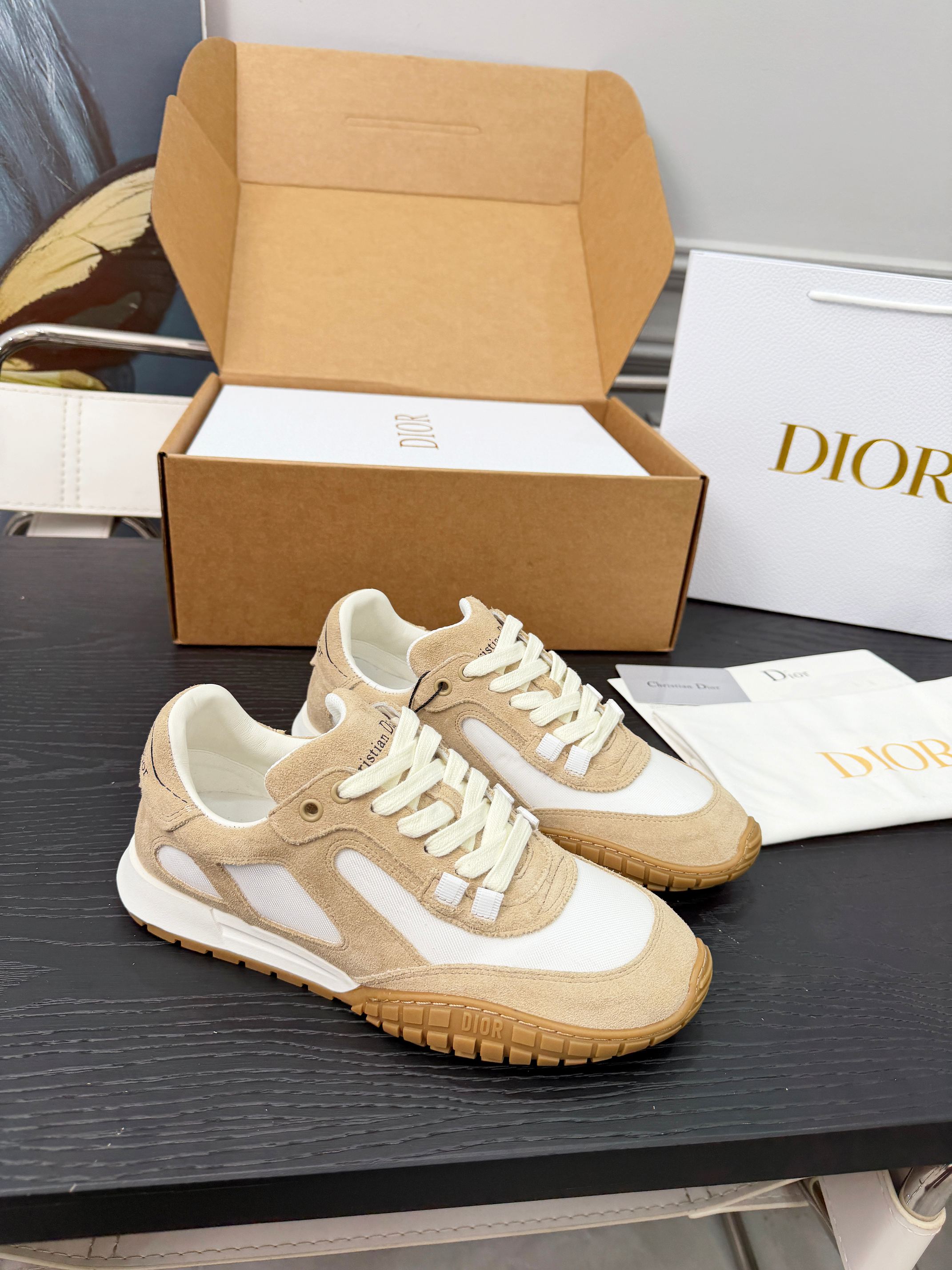 NO:630651,Dior Tech sneakers for women and men Dior's new sports style Dior Tech is now online~ Exquisite color matching, autumn and winter atmosphere~ This Dior Tech sneaker is a new product of the 2026 early spring ready-to-wear series, with fashionable details, highlighting retro aesthetics. Cow leather and suede cow leather uppers are paired with transparent mesh fabric side splicing, and the heel and tongue are embellished with the Christian Dior Paris logo. The textured Dior logo sole of the same color adds a high-end style.  Upper material fabric, cow split leather, cow leather heel and tongue decorated with Christian Dior Paris logo. Textured Dior logo rubber sole decorated with Christian Dior's lucky star symbol. Size: women's 35-41 (women's 41 is custom-made and non-returnable), men's 39-46 (45/46 is custom-made and non-returnable), casual shoes/sports shoes, dior, dior, sneakers, cowhide19860909女男 Dior Tech 运动鞋迪奥 新款 运动款迪奥Tech全新上线啦～ 精美配色,秋冬氛围款～这款 Dior Tech 运动鞋是二零二六早春成衣系列新品,搭配时尚细节,彰显复古美学.牛皮革和绒面牛皮革鞋面,搭配透明网眼织物侧面拼接,后跟和鞋舌点缀以 ChristianDior Paris 标志.富有纹理的同色调 Dior 标志鞋底增添高订风范. 帮面材质织物,牛剖层革,牛皮革后跟和鞋舌饰以 Christian Dior Paris 标志 富有纹理的 Dior 标志橡胶鞋底饰以 Christian Dior 的幸运星符号.码数:女款35-41（女41定做不退换）,男款39-46（45/46定做不退换）,休闲鞋/运动鞋,dior,dior,sneakers,cowhide,Women's Shoes