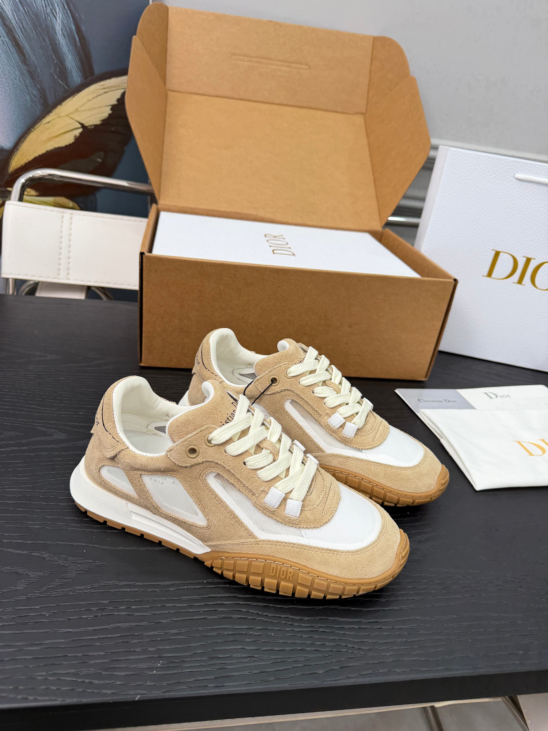 NO:630653,Dior Tech sneakers for women and men Dior's new sports style Dior Tech is now online~ Exquisite color matching, autumn and winter atmosphere~ This Dior Tech sneaker is a new product of the 2026 early spring ready-to-wear series, with fashionable details, highlighting retro aesthetics. Cow leather and suede cow leather uppers are paired with transparent mesh fabric side splicing, and the heel and tongue are embellished with the Christian Dior Paris logo. The textured Dior logo sole of the same color adds a high-end style.  Upper material fabric, cow split leather, cow leather heel and tongue decorated with Christian Dior Paris logo. Textured Dior logo rubber sole decorated with Christian Dior's lucky star symbol. Size: women's 35-41 (women's 41 is custom-made and non-returnable), men's 39-46 (45/46 is custom-made and non-returnable, casual shoes/sports shoes, dior, dior, sneakers, cowhide19860909女男 Dior Tech 运动鞋迪奥 新款 运动款迪奥Tech全新上线啦～ 精美配色,秋冬氛围款～这款 Dior Tech 运动鞋是二零二六早春成衣系列新品,搭配时尚细节,彰显复古美学.牛皮革和绒面牛皮革鞋面,搭配透明网眼织物侧面拼接,后跟和鞋舌点缀以 ChristianDior Paris 标志.富有纹理的同色调 Dior 标志鞋底增添高订风范. 帮面材质织物,牛剖层革,牛皮革后跟和鞋舌饰以 Christian Dior Paris 标志 富有纹理的 Dior 标志橡胶鞋底饰以 Christian Dior 的幸运星符号.码数:女款35-41（女41定做不退换）,男款39-46（45/46定做不退换,休闲鞋/运动鞋,dior,dior,sneakers,cowhide,Women's Shoes