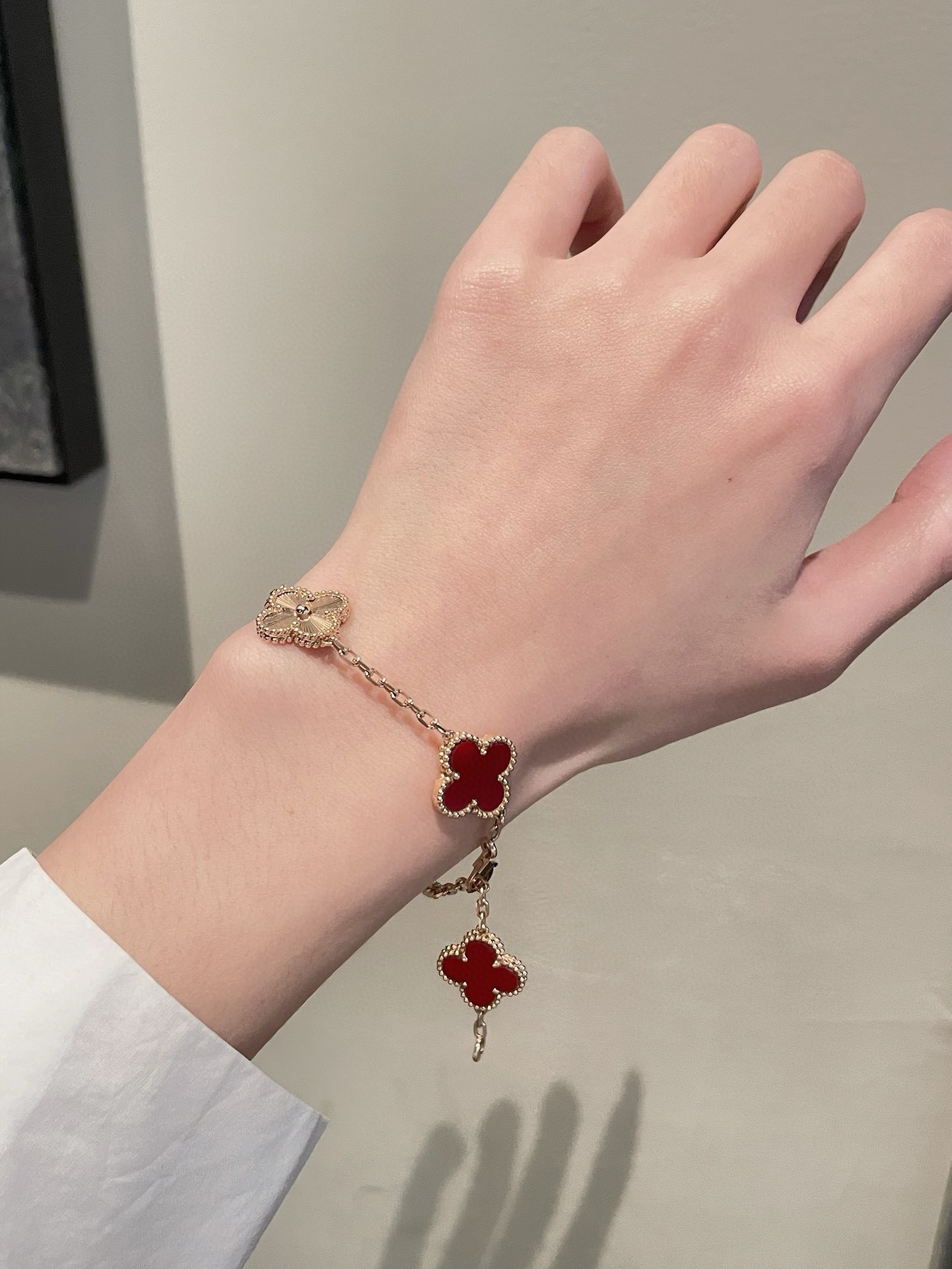Van Cleef & Arpels 5-Motif Laser Red Bracelet - Comprehensive 3