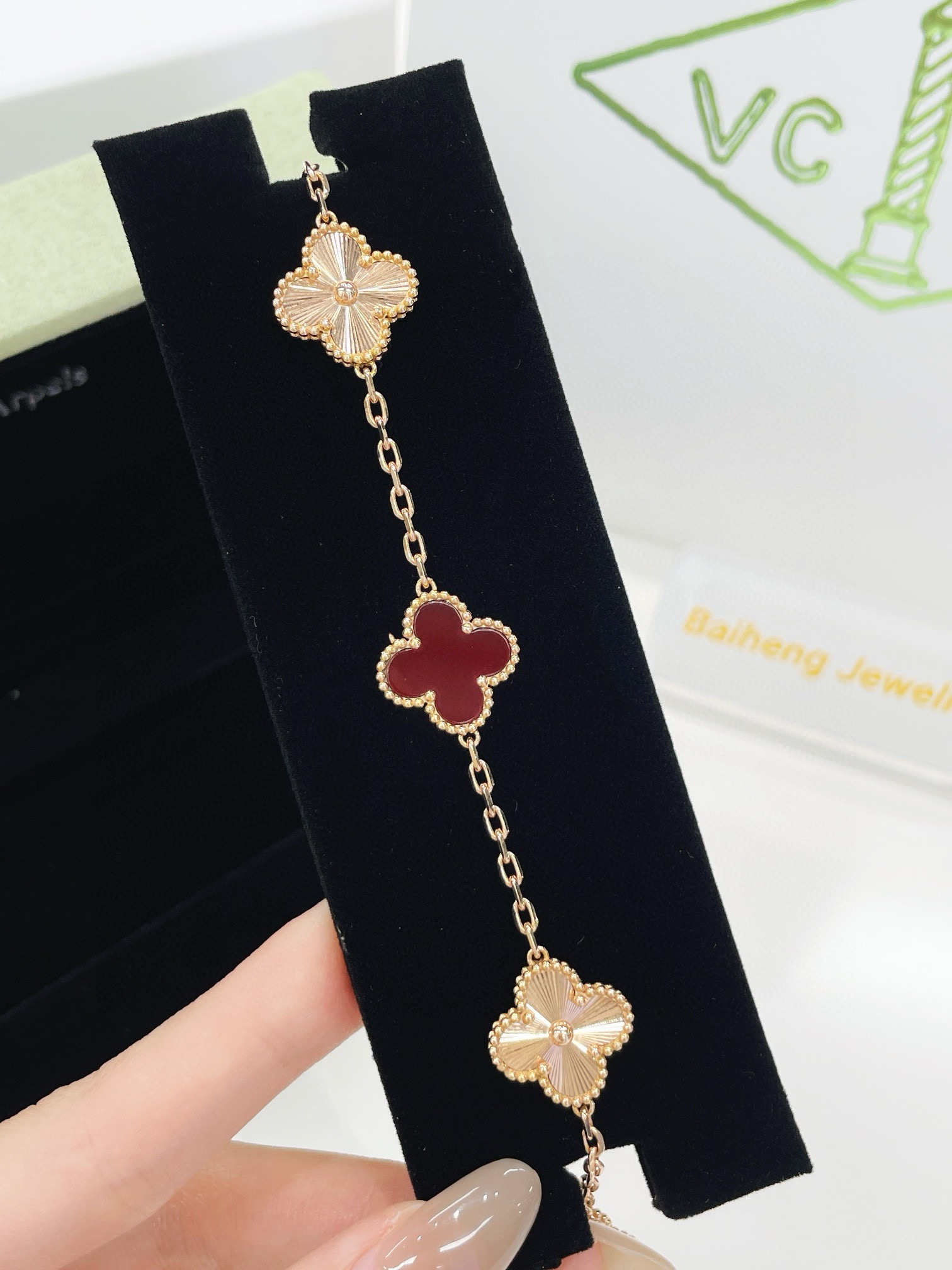 Van Cleef & Arpels 5-Motif Laser Red Bracelet - Comprehensive 4