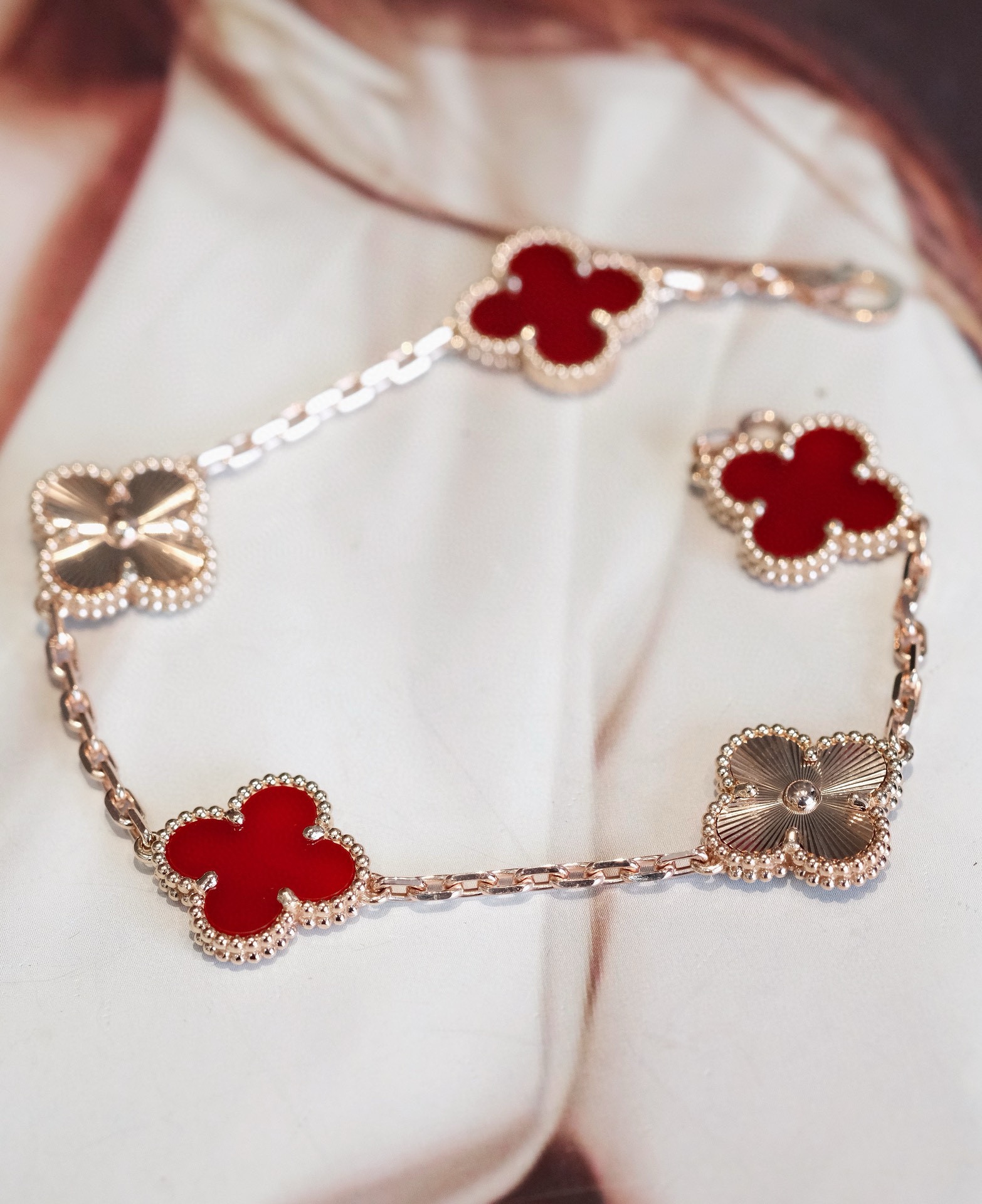 Van Cleef & Arpels 5-Motif Laser Red Bracelet - Comprehensive 6