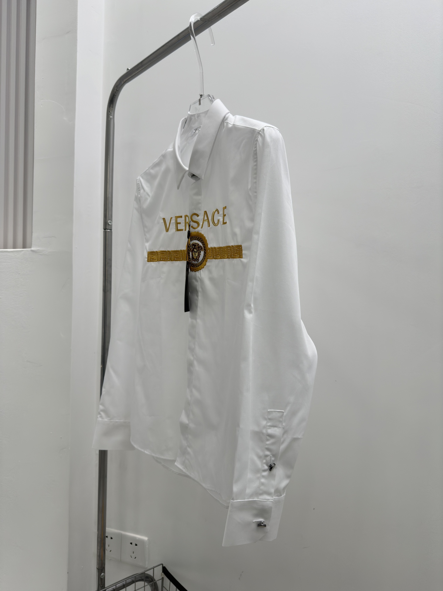 VerB新款男士衬衫十分高调的款式风格设计但是当别人窥探你品味之时却能让他为之一怔让我为大家介绍下此款衬
