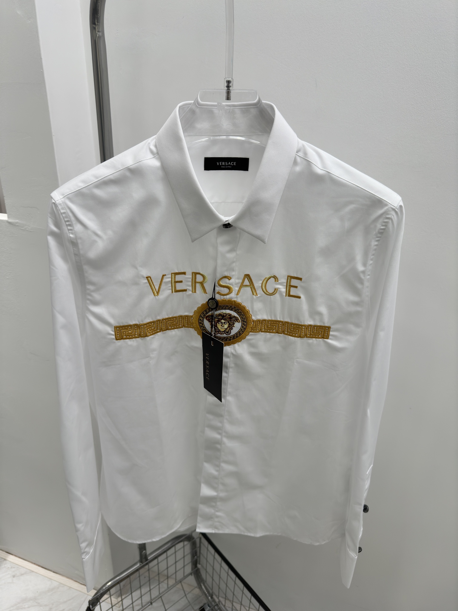 VerB新款男士衬衫十分高调的款式风格设计但是当别人窥探你品味之时却能让他为之一怔让我为大家介绍下此款衬