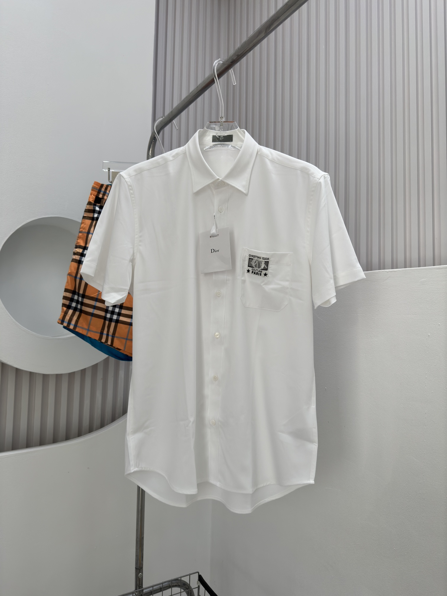 Dio24ss春夏新款短袖衬衫饰以DioCharm机织标签突显经典的Dio标志采用白色棉和蚕丝混纺面料精