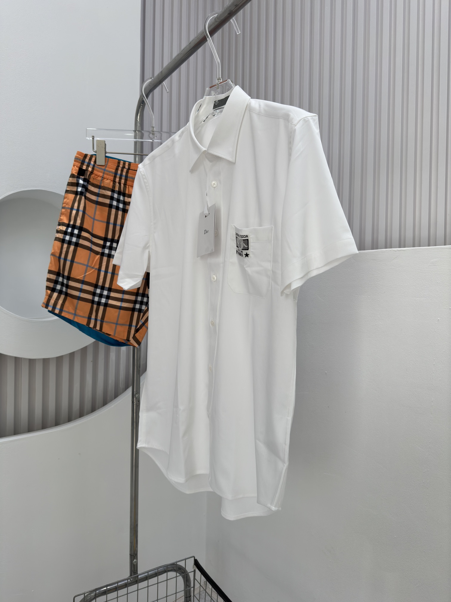 Dio24ss春夏新款短袖衬衫饰以DioCharm机织标签突显经典的Dio标志采用白色棉和蚕丝混纺面料精