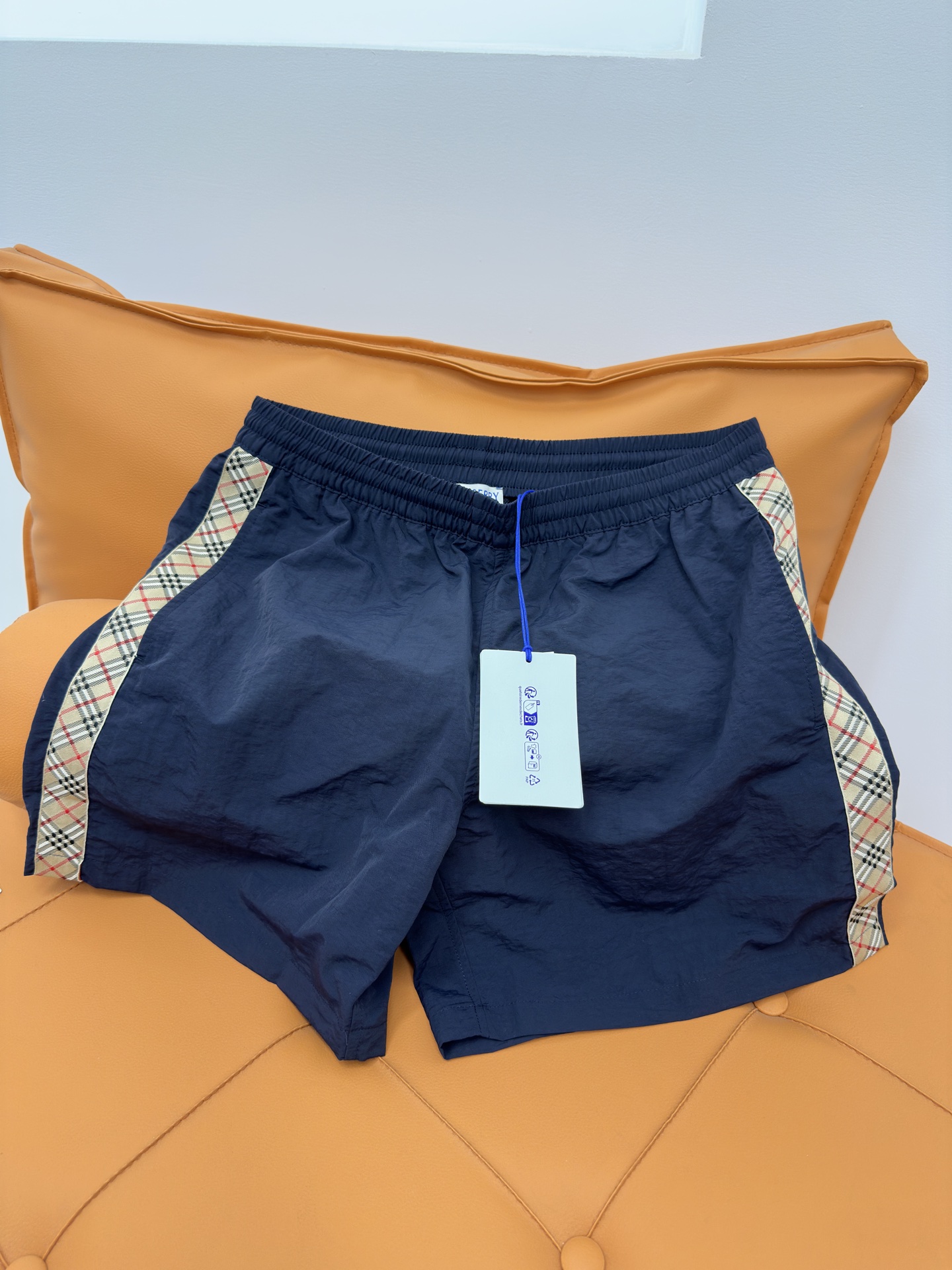 NO:783850,Three-piece plaid shorts set | Classic design, comfortable to wear in all scenes. Whether you are relaxing at home, traveling on weekends, or sports and leisure, this set of three-piece shorts can easily meet your daily needs. We have selected three versatile colors - calm black, classic dark blue, and fresh light blue. The sides of each pair of shorts are decorated with fashionable plaid, which is simple and fashionable. The elastic waistband + adjustable drawstring can fit different waist shapes, allowing you to put on and take off freely and move without restrictions.  Three colors are available at one time, easy to match with various tops, no duplicates for the week. The fabric is soft and breathable, suitable for various scenes at home, sports, and outings. Simple design + detailed decoration, taking into account both comfort and appearance, making it easy to wear casual and fashionable. Such a set of shorts that 'can be worn casually and looks good in any way' is indispensable in the wardrobe. Whether it is for daily wear or as a gift for family and friends, it is a practical and decent choice. Bne Shree Three-Color Plaid Shorts Set  Makes your daily choices easier and your style more comfortable. ------ Suitable for young people who pursue comfort and fashion, office workers who pay attention to practical wear, sports enthusiasts, and home life enthusiasts. The scene is recommended for home leisure, morning running exercise, weekend shopping, travel, and summer camping. Black navy blue sky blue Size S one  Size L waist 82 seat circumference 116 pants length 41 xl size waist 86 seat circumference 120 pants length 42, Burberry - clothing, shorts,19860909三条装格纹短裤套装 | 经典设计,全场景舒适穿搭 无论是居家放松、周末出行,还是运动休闲,这一套三条装短裤都能轻松应对你的日常需求.我们精选三种百搭色系——沉稳黑、经典深蓝、清新浅蓝,每条短裤侧边都饰有时尚格纹,简约中透出潮流小心机. 松紧腰头 + 可调节抽绳,贴合不同腰型,穿脱自如,活动无束缚 三种颜色一次备齐,轻松搭配各种上衣,一周穿搭不重样 面料柔软透气,适合居家、运动、外出多种场景 简约设计 + 细节装饰,兼顾舒适与颜值,轻松穿出休闲时尚感 衣橱里少不了这样一套“随手就能穿,怎么穿都好看”的短裤组合.无论是自己日常穿着,还是作为礼物送给家人朋友,都是实用又体面的选择. Bne Shree 三色格纹短裤套装 让你每天的选择更轻松,风格更自在. ------ 适合人群追求舒适与时尚的年轻群体、注重实用穿搭的上班族、运动爱好者、居家生活爱好者. 场景建议居家休闲、晨跑锻炼、周末逛街、旅行出行、夏日露营. 黑色藏青色天蓝色 尺码S一xL S码腰围74坐围108裤长39 M码腰围78坐围112裤长40 L码腰围82坐围116裤长41 xl码腰围86坐围120裤长42,博柏利-服装,shorts,,Women's clothing