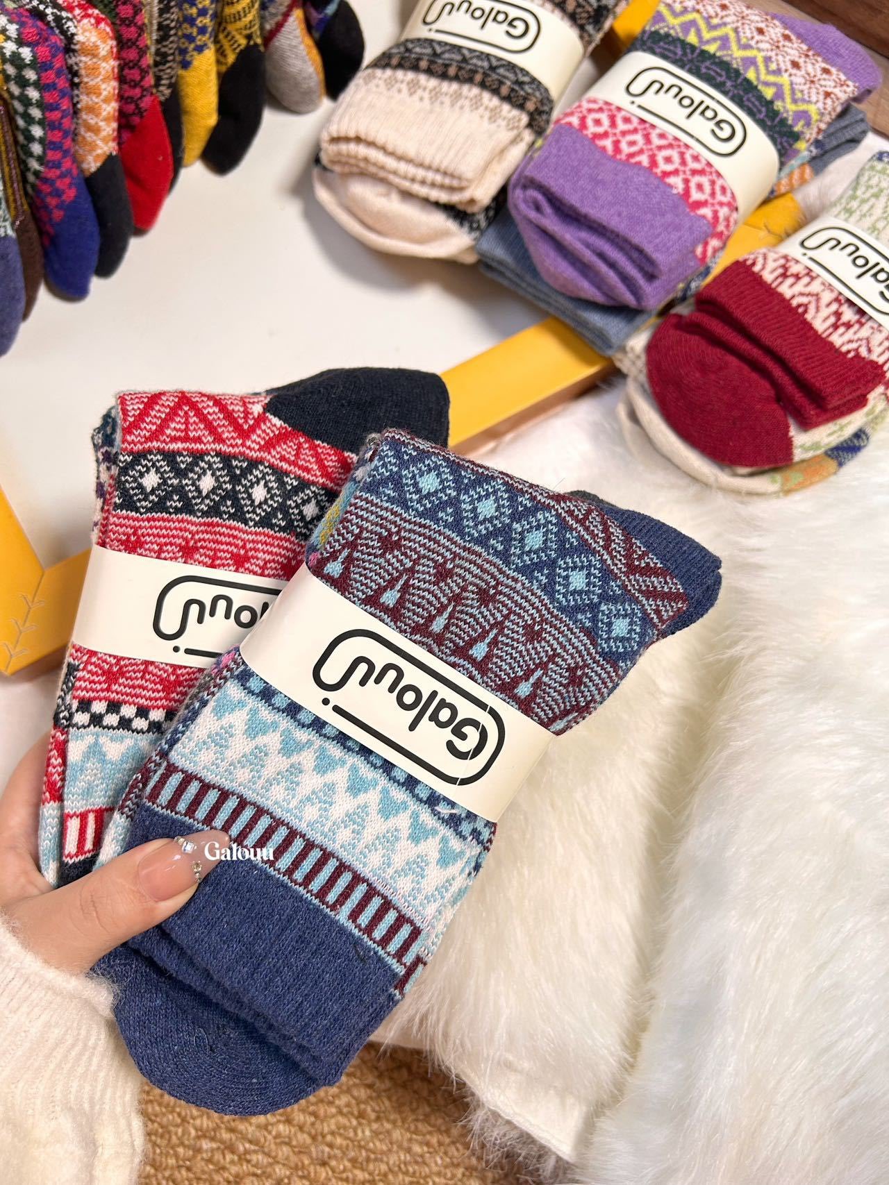 Heavyweight vintage-patterned socks crafted with a soft, plush knit - Comprehensive 9