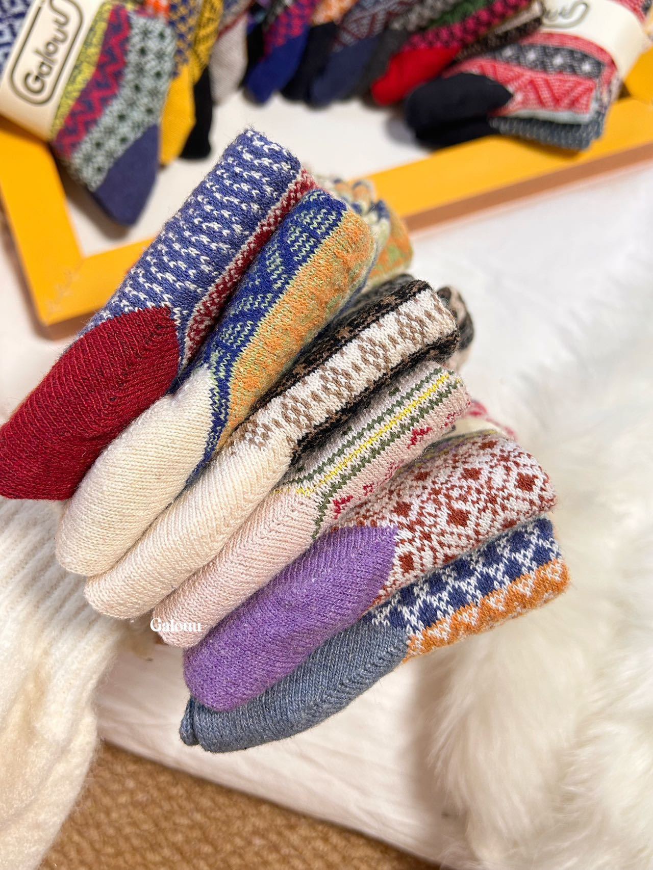Heavyweight vintage-patterned socks crafted with a soft, plush knit - Comprehensive 8