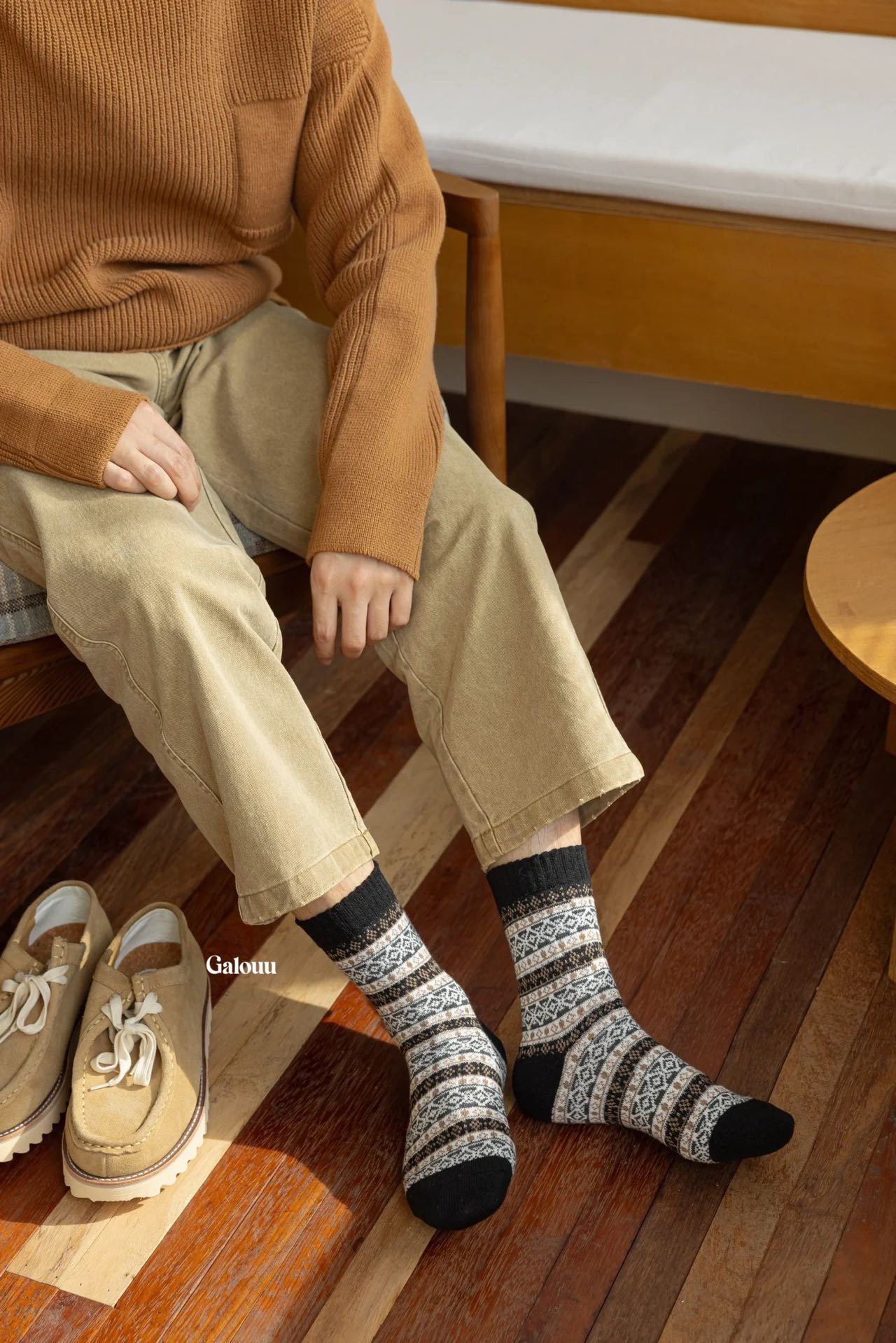 Heavyweight vintage-patterned socks crafted with a soft, plush knit - Comprehensive 2