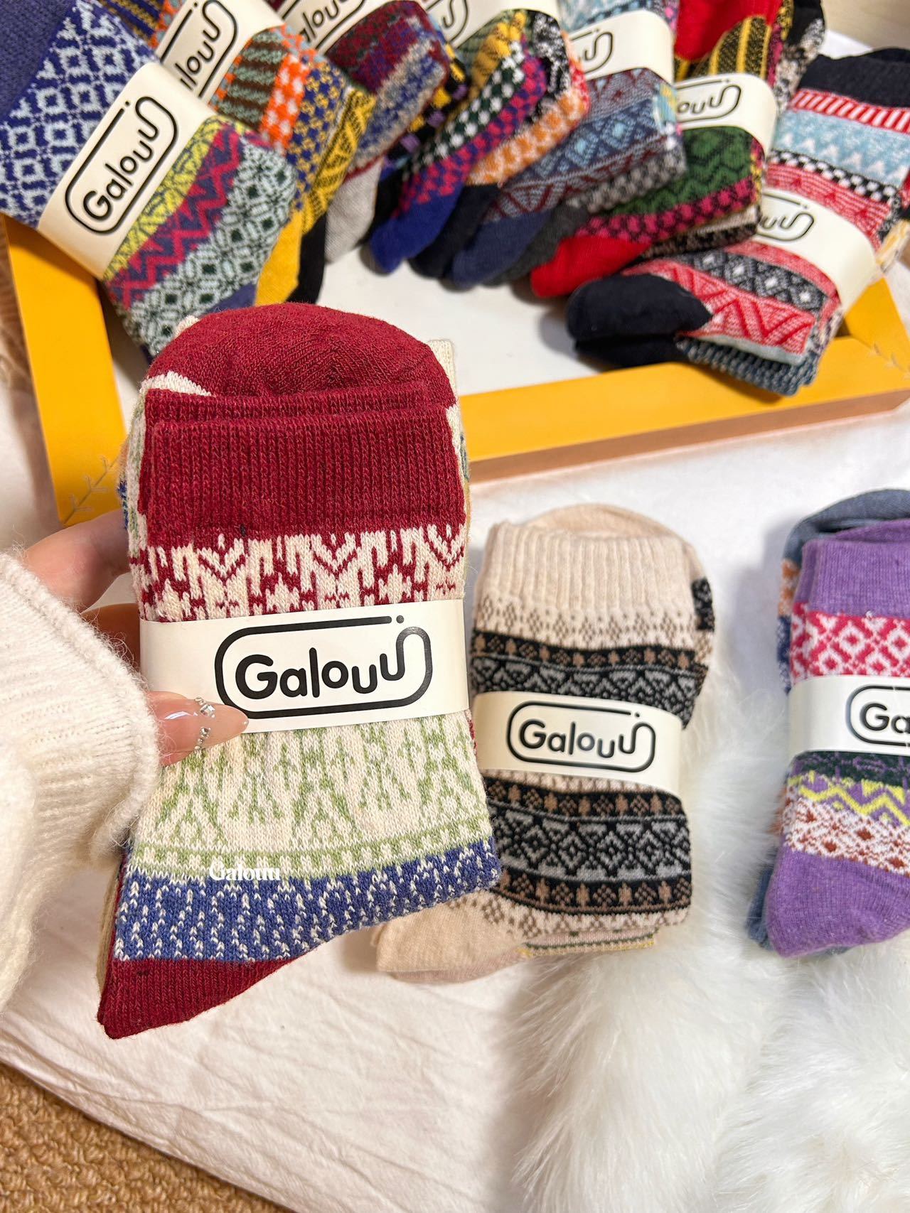 Heavyweight vintage-patterned socks crafted with a soft, plush knit - Comprehensive 6