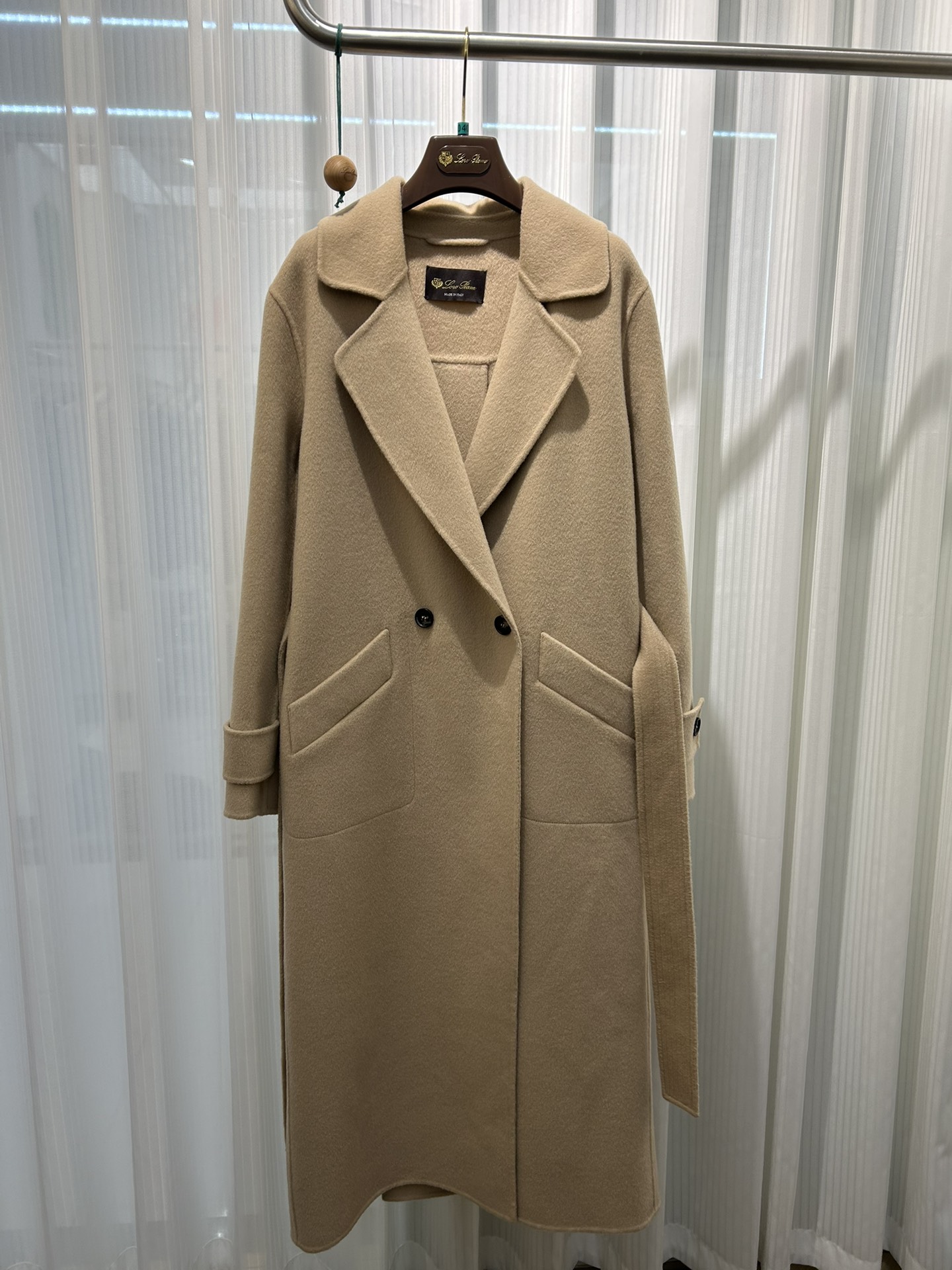 NO:610268,Arrived. Superfine cashmere. Thin cashmere. Thin cashmere fabrics are more difficult to make than thick ones. There are basically no ready-made fabrics on the market. They all need to be customized. It took 3 and a half months to customize. The original version was purchased for 80,000 yuan. All the buttons are natural imported horn buttons. The upper body is elegant and not as heavy as traditional coats. Alexander Wang19860909到货了 超细羊绒 克,薄羊绒 羊绒面料薄比厚是更难做的市面上基本没有现成的面料 都需要定制 这款整整花了3个半月定制才到的 原版8万购入、扣子全部是天然进口黄牛角扣 上身飘逸 不像传统大衣厚重,,alexander wang,Women's clothing