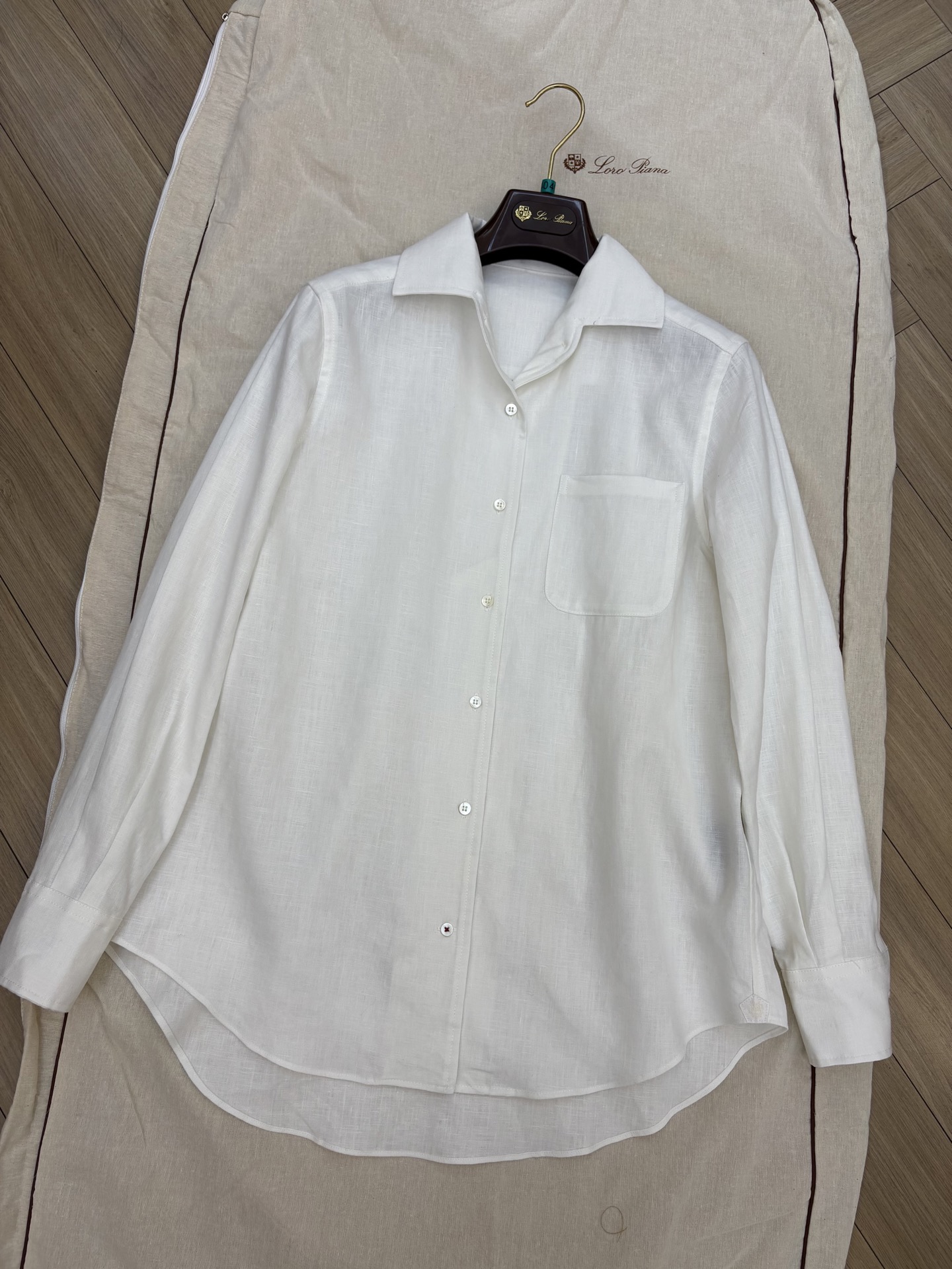 NO:825152,The white classic linen shirt, which is still popular in spring, is available in sizes 36, 38 and 40.19860909开春依旧爆单的白色经典款亚麻衬衣尺码 36 38 40 现货发售,,,Women's clothing