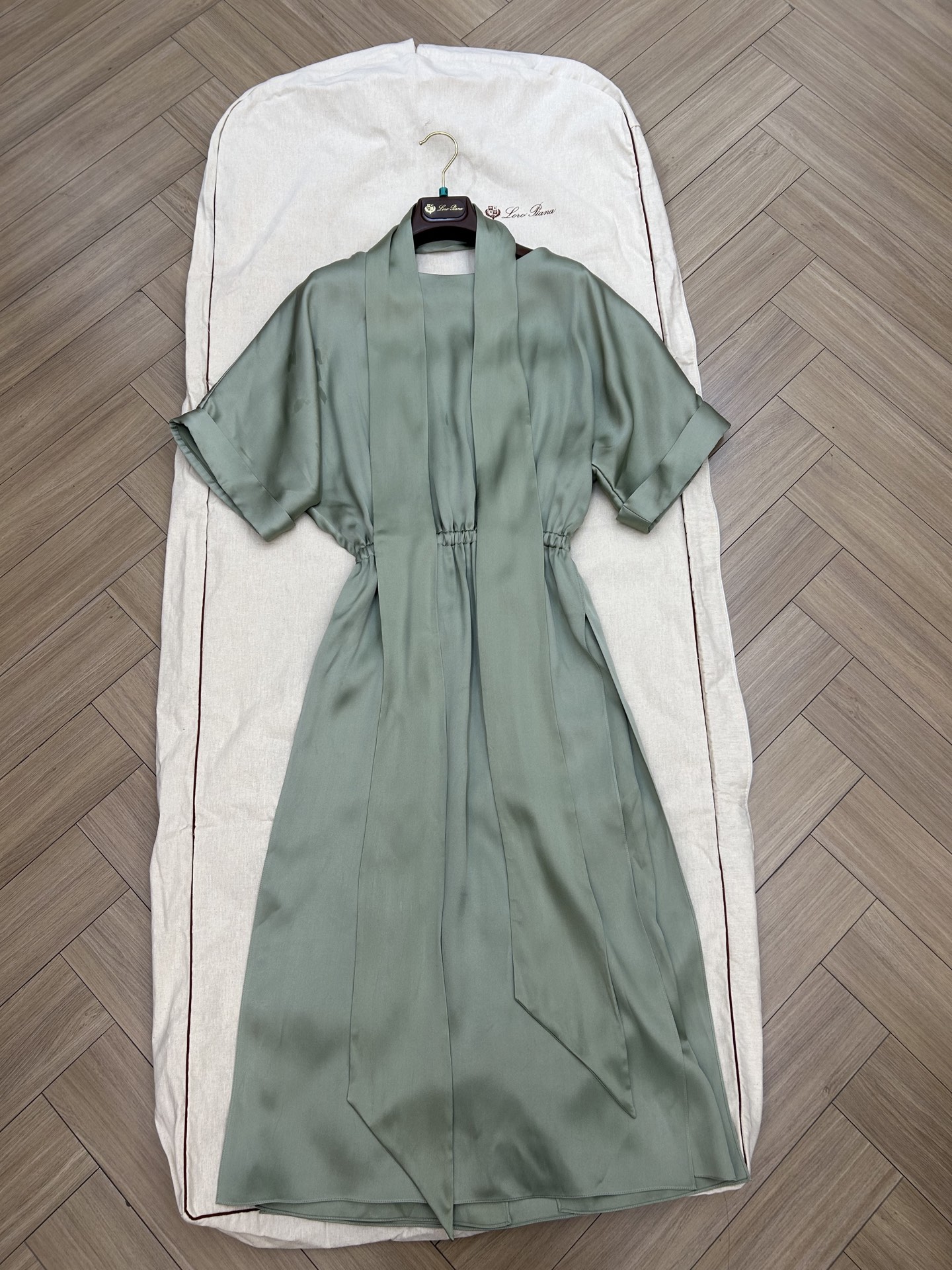 NO:751847,L Heavy Silk Dress Fluorite Green Purchased from the original version. It is made of pure mulberry silk fiber and is carefully woven into satin. It has a natural luster, soft touch, and can shape the body shape well. Sizes 36 38 40 are on sale in stock, loro piana, skirts, real silk,19860909L重磅真丝连衣裙 荧石绿 原版购入 采用纯桑蚕丝纤维精心织就缎面,呈现自然光泽,触感柔软,能够很好地塑造身形 尺码36 38 40现货发售,,loro piana,skirts,real silk,,Women's clothing