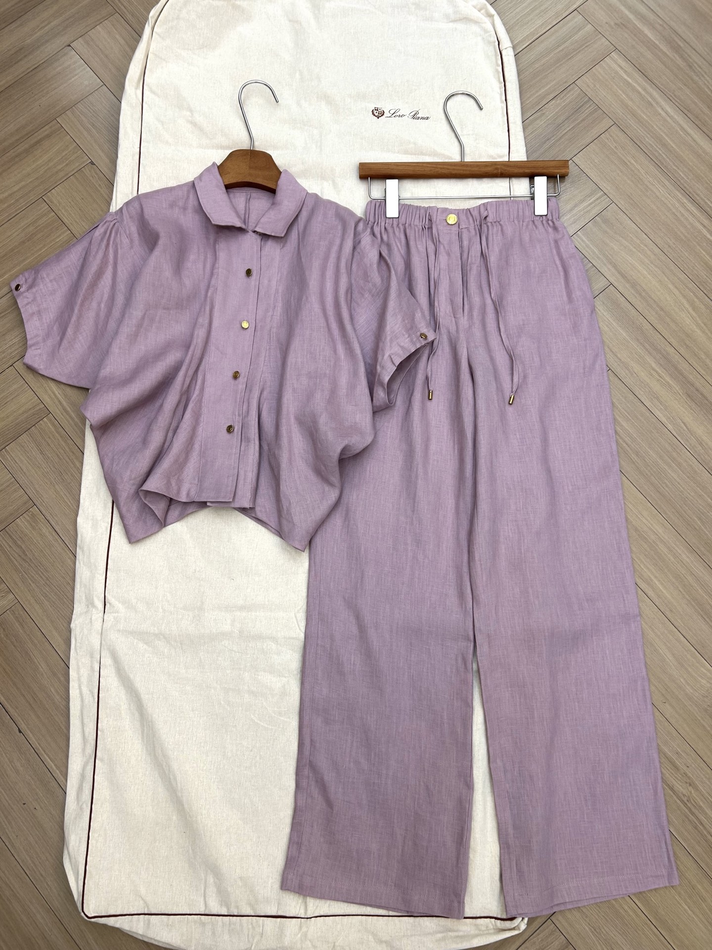Conjunto de Lino Lila Lavanda: Blusa Cuello Peter Pan y Pantalón Palazzo