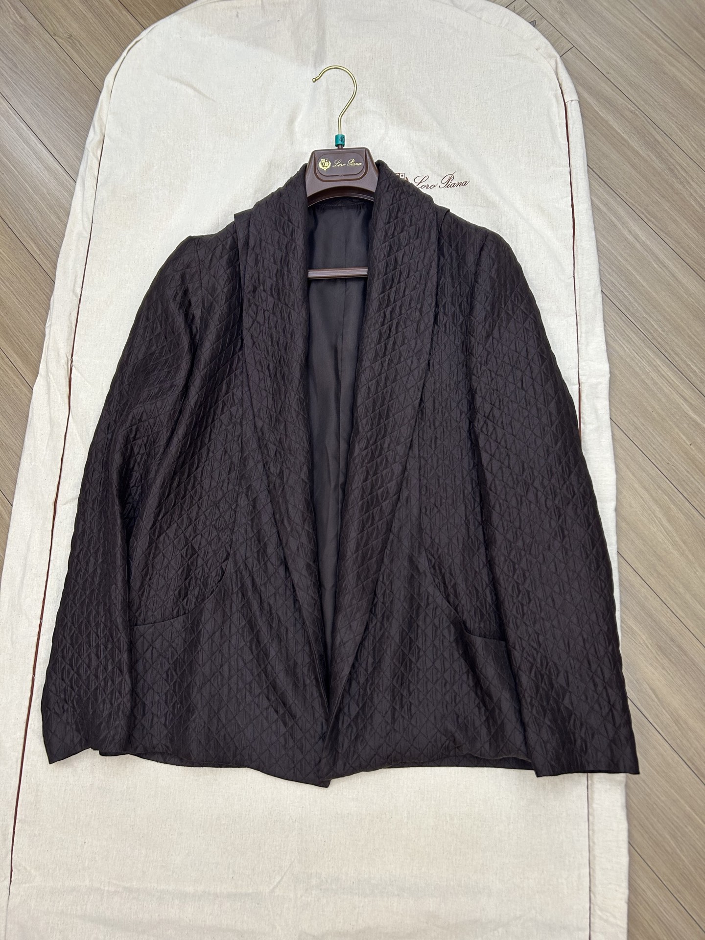 NO:473308,Recommended popular products L silk skirt This bubble yarn effect fabric is made of exquisite mulberry silk. Its uniqueness is that during the weaving process, the two layers of fabric are combined in many places to form a unique texture. Size 36 38 40 Spot,,loro piano, skirts,real silk,alexander wang19860909爆款推荐 L真丝套裙 此泡泡纱效果面料采用桑蚕丝精致而成,其独特之处在于织造过程中于多处将两层织物结合,形成别具一格的质感 尺码36 38 40 现货,,loro piana,skirts,real silk,alexander wang,Women's clothing