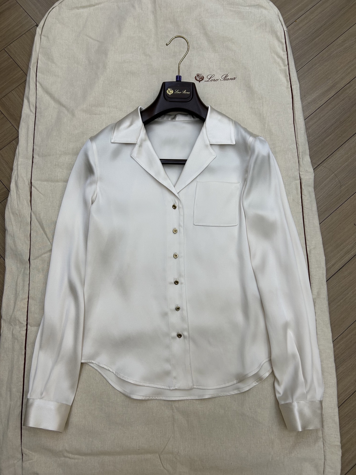 NO:740108,Replenishment orders for the hot spring items have arrived. Heavy silk shirts, sizes 36 38 40, ready for sale, real silk,19860909开春爆款补单到货 重磅真丝衬衣 尺码36 38 40 现货发售,,real silk,,Women's clothing