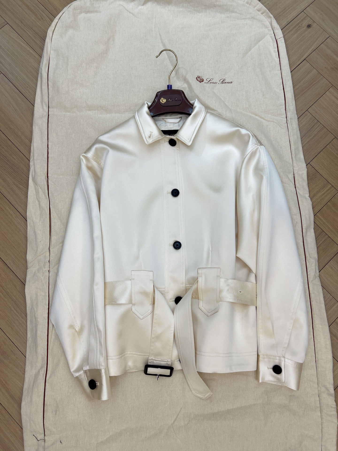 NO:757978,L Heavy silk jacket is made of exquisite satin fabric. It requires skilled craftsmanship by experienced weavers and is tightly woven with double warp yarns. It shows a natural luster. Sizes 36 38 40 are available in stock, loro piana, jackets & coats, real silk,19860909L 重磅真丝外套 采用精致的缎面面料制成,需由资深织工发挥娴熟工艺,以双经纱紧密织就.呈现自然光泽.尺码36 38 40 现货发售,,loro piana,jackets & coats,real silk,,Women's clothing