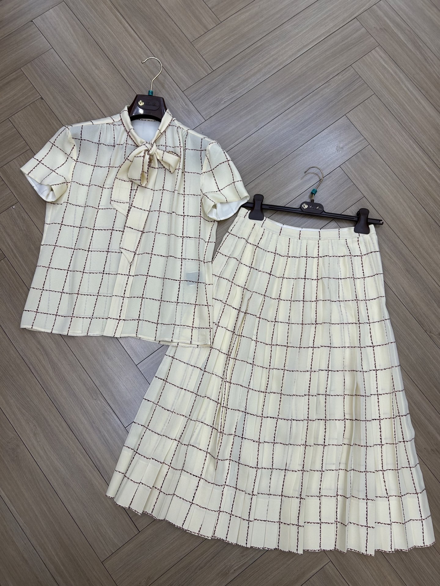 NO:844071,loro iana big customer order arrived silk skirt original custom-made matching strip size 36 38 40 ready for sale, loro piana,skirts,real silk,19860909loro iana 大客订单 到货 真丝套裙 原版定制 对格对条 尺码36 38 40 现货发售,,loro piana,skirts,real silk,,Women's clothing