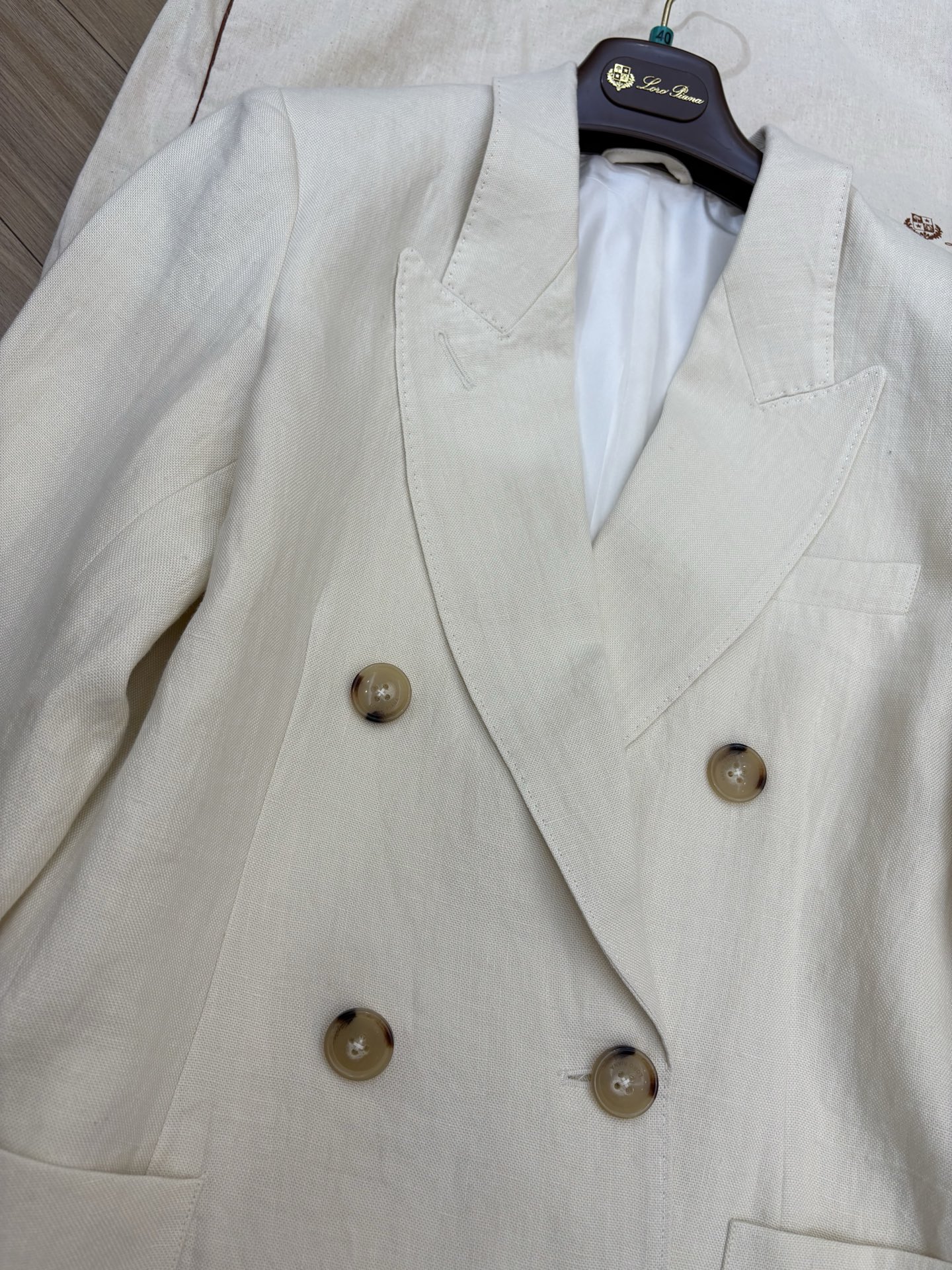 חליפת פשתן לנשים של Loro Piana: בלייזר ומכנסיים מותאמים, בצבע ניוד 4 i1750829540953 5741 0 2