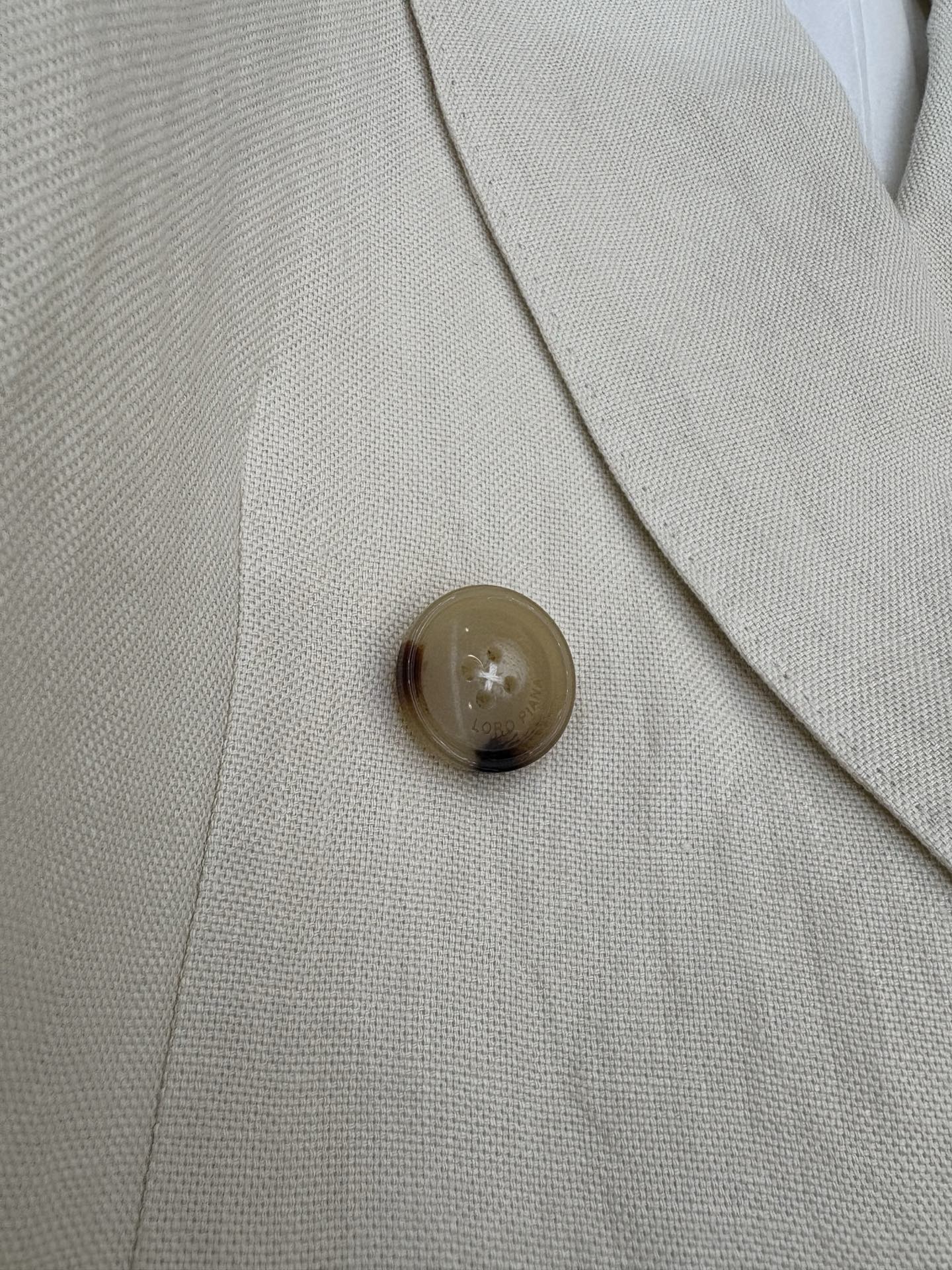 חליפת פשתן לנשים של Loro Piana: בלייזר ומכנסיים מותאמים, בצבע ניוד 5 i1750829542384 5204 0 3