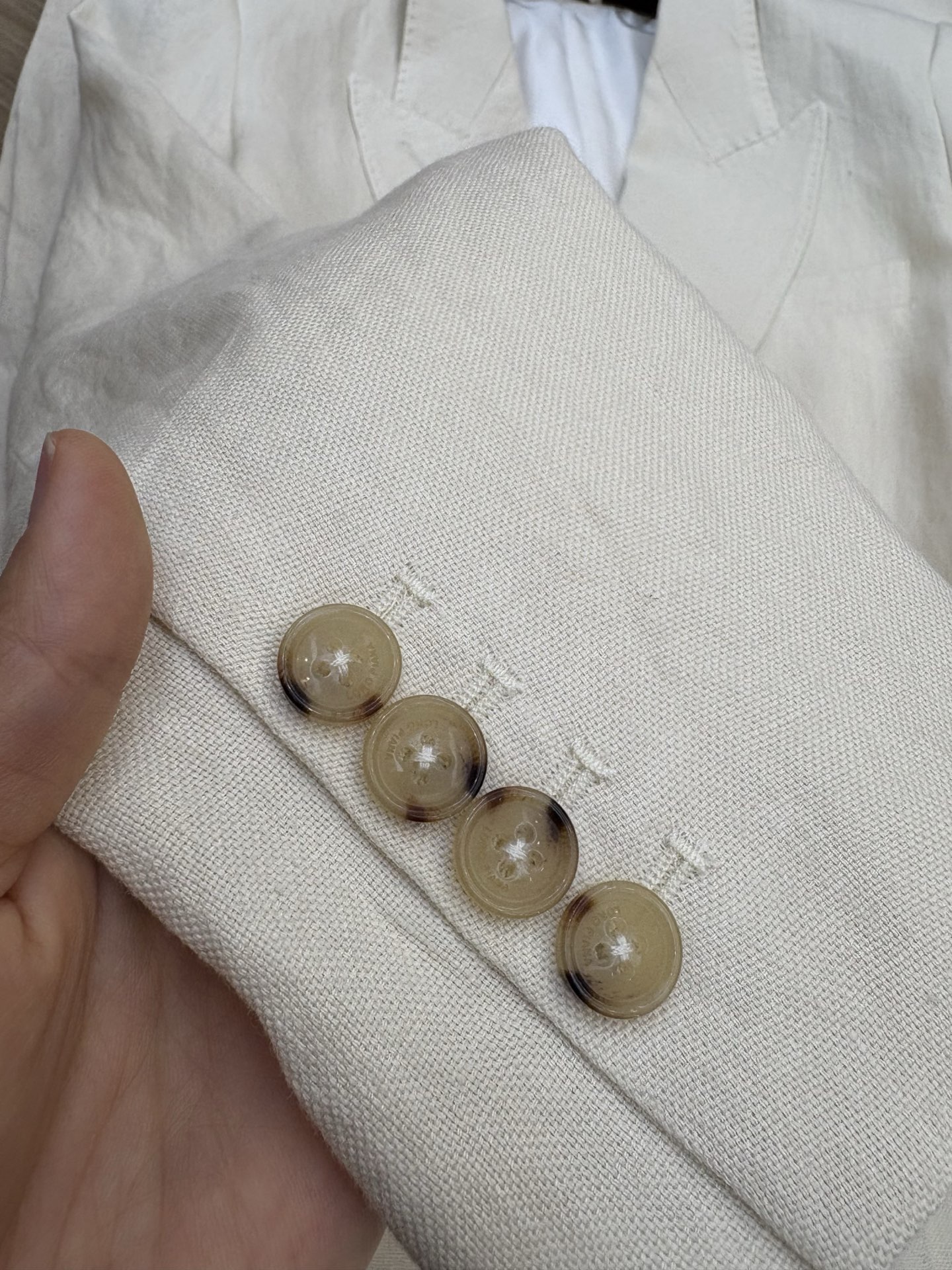 חליפת פשתן לנשים של Loro Piana: בלייזר ומכנסיים מותאמים, בצבע ניוד 6 i1750829542393 933 0 4