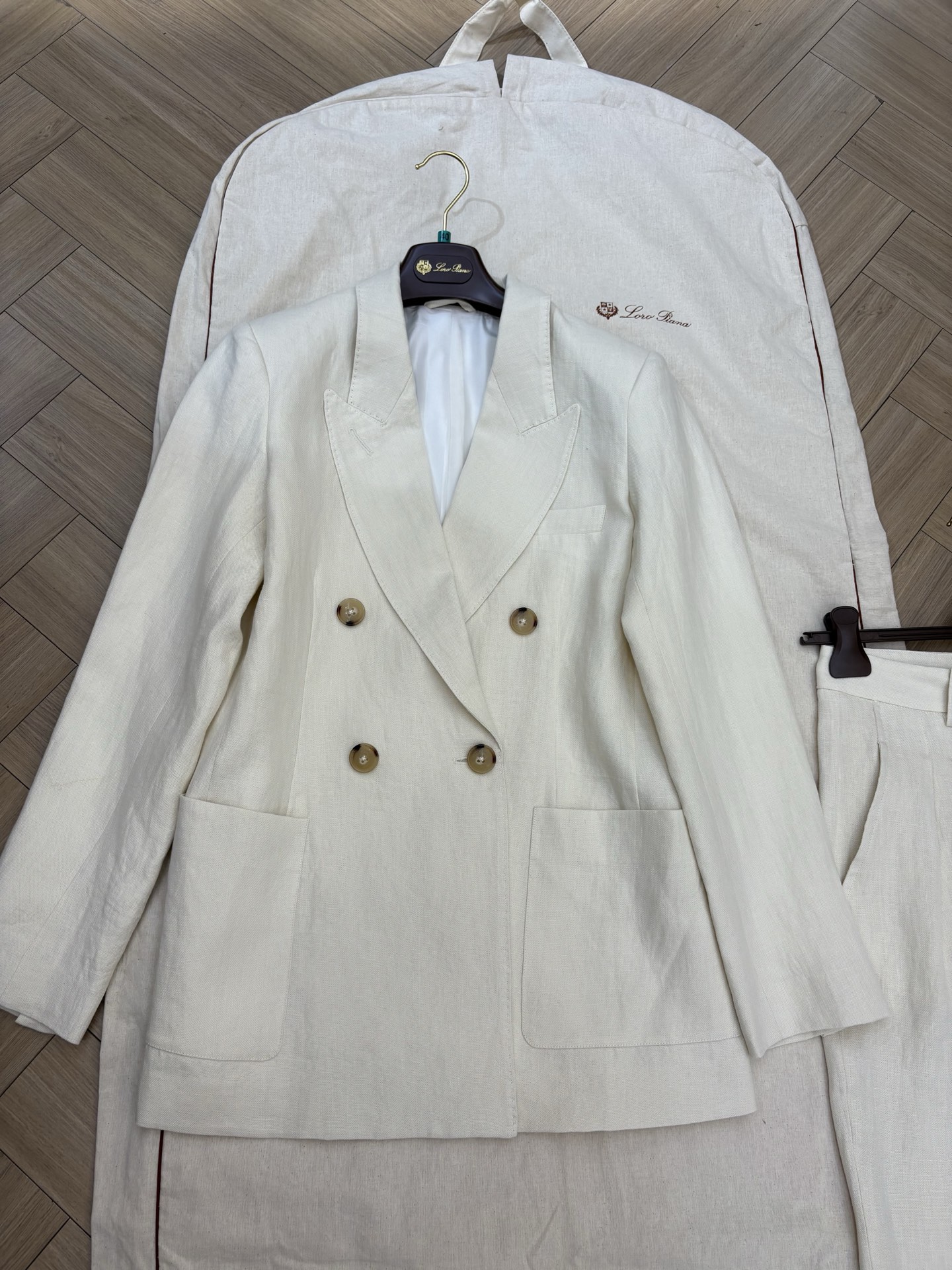 חליפת פשתן לנשים של Loro Piana: בלייזר ומכנסיים מותאמים, בצבע ניוד 3 i1750829542492 1590 0 1