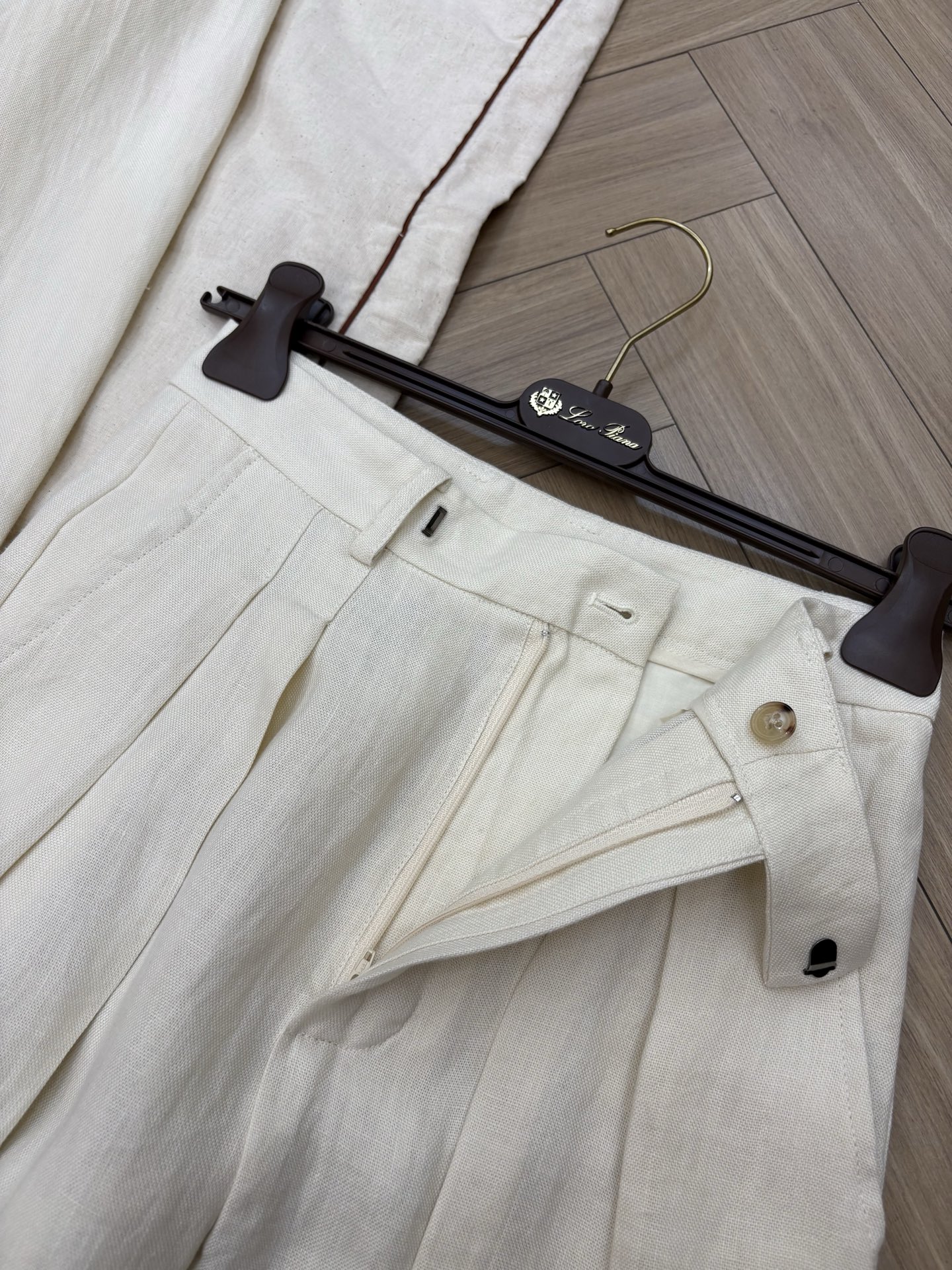 חליפת פשתן לנשים של Loro Piana: בלייזר ומכנסיים מותאמים, בצבע ניוד 8 i1750829542495 9693 0 6