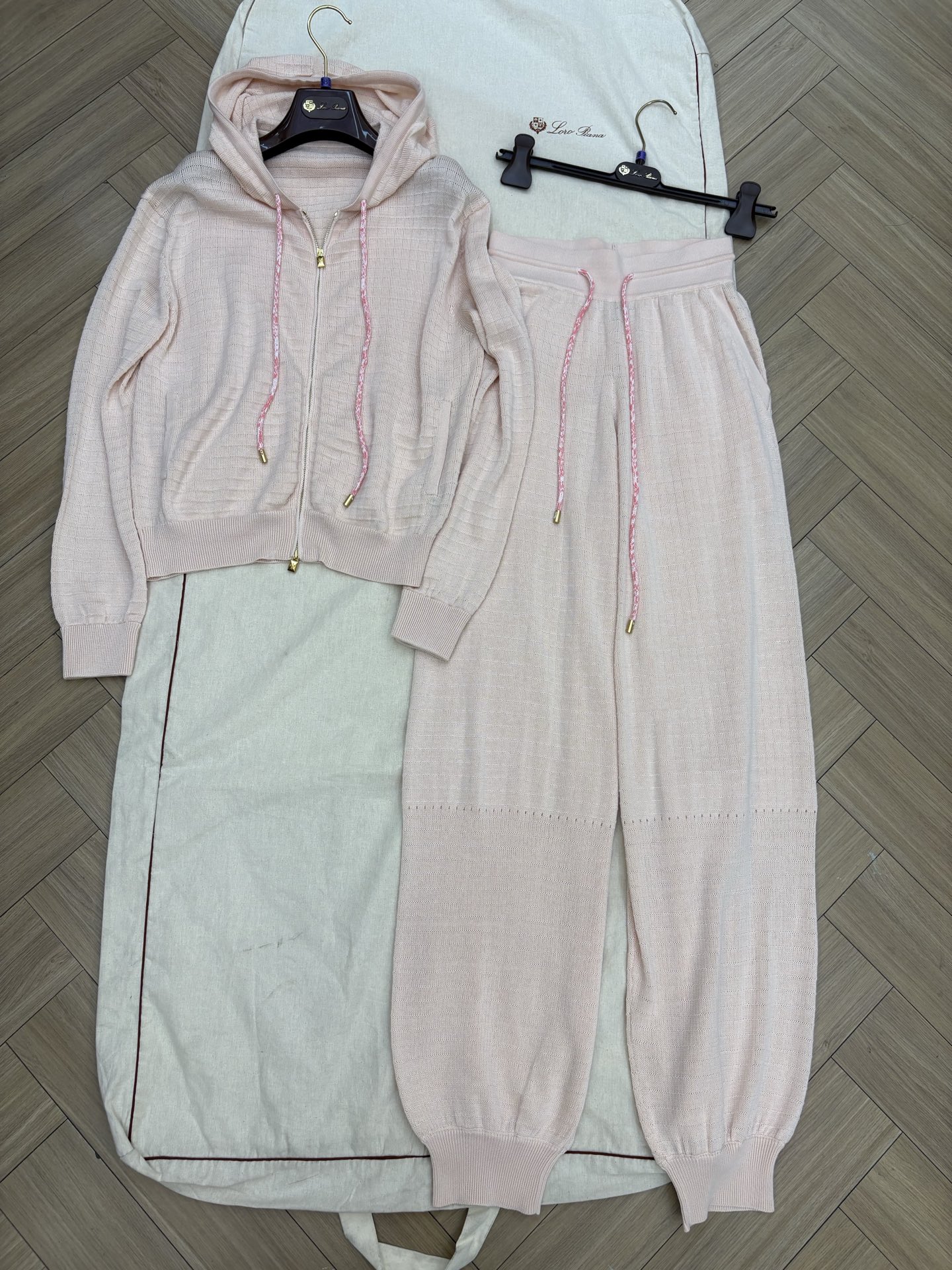 Loro Piana Roze Gebreide Trainingspak voor Dames - Comfort en Stijl