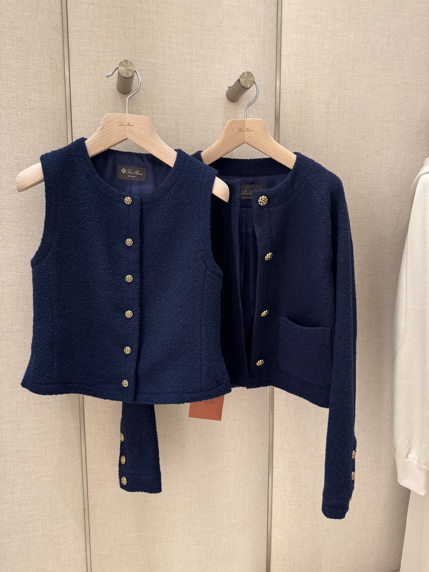 NO:481686,Counter picture, new style of autumn and winter vest jacket, size 36 38 40, can accept orders,,jackets & coats,alexander wang19860909专柜图 秋冬新款 马甲外套 尺码36 38 40 可接订单,,jackets & coats,alexander wang,Women's clothing