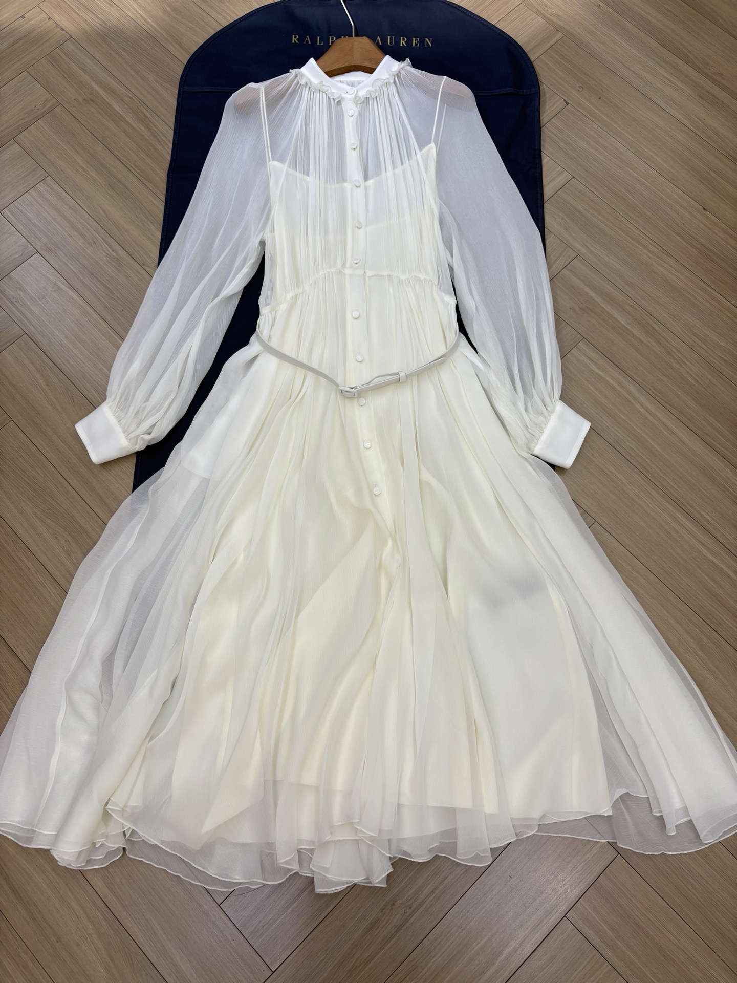 NO:485457,Lav Lauren's new purple silk dress with stand tie ruffles, button-type placket, hidden snap closure at the waist, long lantern sleeves, button-type cylindrical cuffs, side seam edge pockets, light and flowing, creating a casual and elegant look. Original custom size 2 4 6 on sale in stock, skirts, real silk, ties, alexander wang19860909拉夫劳伦紫标新款真丝连衣裙 立领带褶边,纽扣式门襟,腰部另有隐藏式按扣开合,长灯笼袖,纽扣式筒形袖口,侧缝边口袋,轻透飘逸,打造休闲优雅造型.原版定制 尺码2 4 6 现货发售,,skirts,real silk,ties,alexander wang,Women's clothing