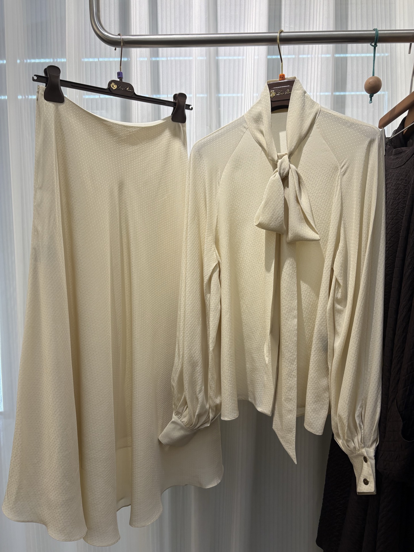 NO:496421,Loro iana's new autumn silk suit is made of light mulberry silk crepe fabric, and the micro-clip pattern texture created by jacquard technology gives the fabric a delicate texture and layering. The necklace design interprets the feminine temperament. The skirt is made of oblique cut, and the hem is flared, giving the hem an elegant and lively drape. Original custom size 36 38 40 on sale in stock, loro piano, skirts, real silk, alexander wang19860909Loro iana新款秋季真丝套装 采用轻盈的桑蚕丝双绉面料匠心裁制,以提花工艺打造的微方格图案纹理赋予面料细腻质感与层次变化.领口系带设计诠释女性柔美气质.半裙采用斜裁工艺打造,裙摆呈喇叭状,赋予裙摆优雅灵动的垂坠感.原版定制 尺码36 38 40 现货发售,,loro piana,skirts,real silk,alexander wang,Women's clothing