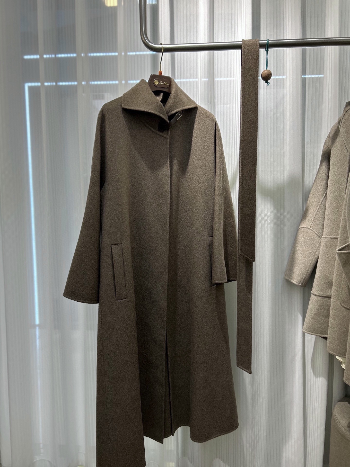 NO:503756,100% cashmere, real shot of Loroiana L's Vincent coat is really awesome, especially high-end, double-sided cashmere, the whole coat is gentle and thin, and it is a true old money style ~ Size 36 38 40,,loro piano,loro piano,alexander wang19860909百分百山羊绒 大货实拍 Loroiana L 的 Vincent 大衣琥珀色真的绝绝,特别高级,双面山羊绒,整件大衣 轻柔顺薄,妥妥的老钱风 ~ 尺码36 38 40,,loro piana,loro piana,alexander wang,Women's clothing