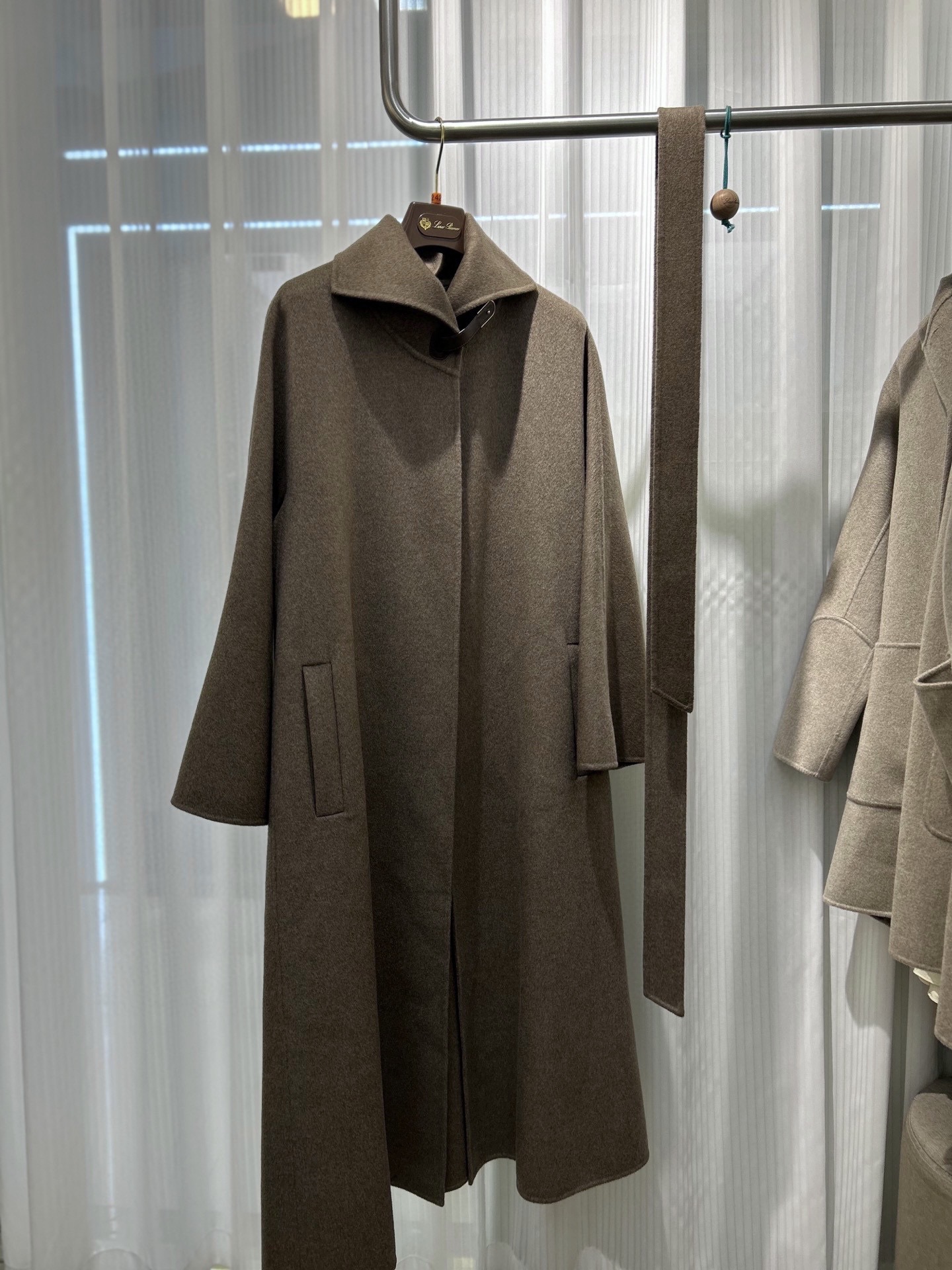 NO:503752,100% cashmere, real shot of Loroiana L's Vincent coat is really awesome, especially high-end, double-sided cashmere, the whole coat is gentle and thin, and it is definitely old-fashioned style ~ Size 36 38 40 (30 pieces in quantity, please hurry up, loro piano, loro piano, alexander wang19860909百分百山羊绒 大货实拍 Loroiana L 的 Vincent 大衣琥珀色真的绝绝,特别高级,双面山羊绒,整件大衣 轻柔顺薄,妥妥的老钱风 ~ 尺码36 38 40（30件数量 要的抓紧,,loro piana,loro piana,alexander wang,Women's clothing