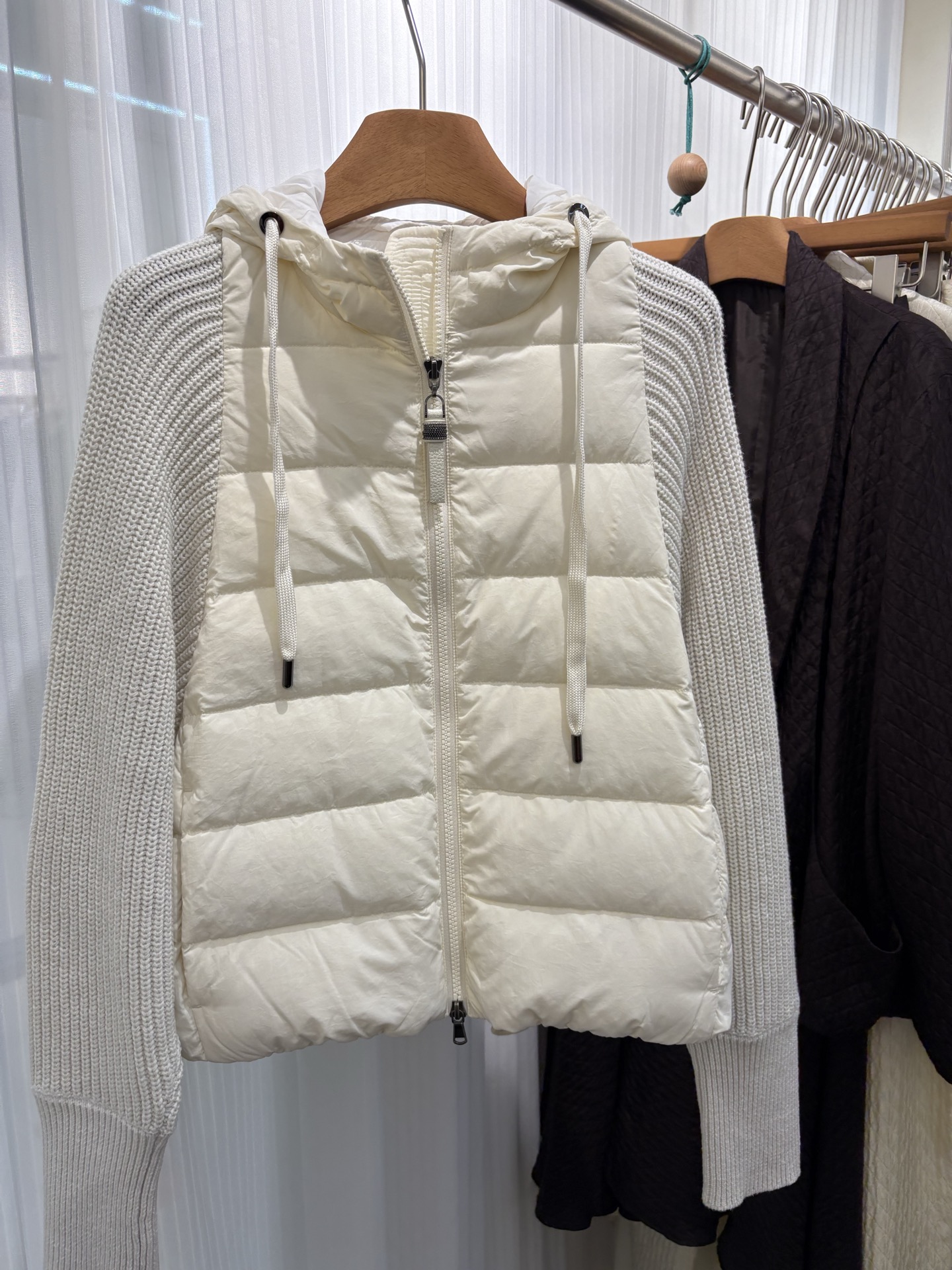 NO:567564,BC's new autumn and winter spliced ​​down jacket (white goose down). The sleeves are made of virgin wool, cashmere and mulberry silk blended knitted fabric. It is soft and comfortable. Simple and advanced. Sizes 36 38 40. Ready for sale. Down jacket, alexander wang19860909BC秋冬新款拼接羽绒服(白鹅绒) 袖部是初剪羊毛羊绒和桑蚕丝混纺针织柔软舒适 简约高级 尺码36 38 40 现货发售,,down jacket,alexander wang,Women's clothing