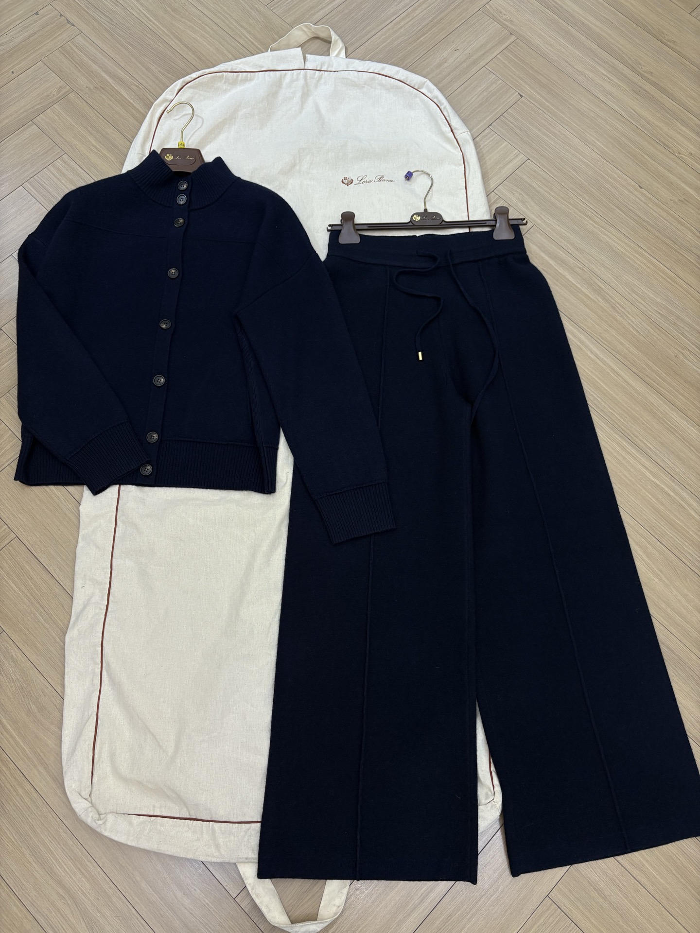 NO:588281,L new wool suit, navy blue, sizes 36, 38, 40, ready for sale (the suit is sold, not only available, the price is beautiful,, loro piana, alexander wang19860909L新款羊毛套装 藏青色 尺码36 38 40 现货发售（套装出 不单拿 价格美丽,,loro piana,alexander wang,Women's clothing