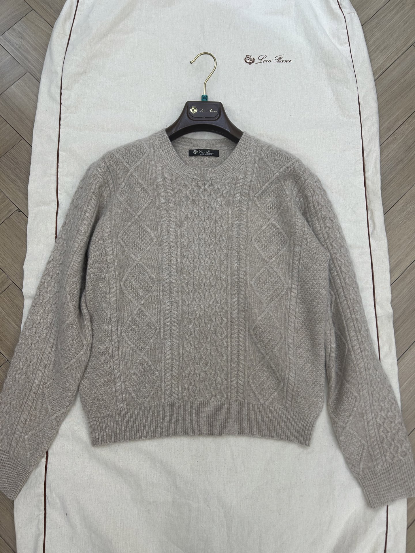 NO:588298,L new round neck cashmere retro top size 36 38 40 ready for sale, loro piana, alexander wang19860909L新款圆领羊绒复古上衣 尺码36 38 40现货发售,,loro piana,alexander wang,Women's clothing