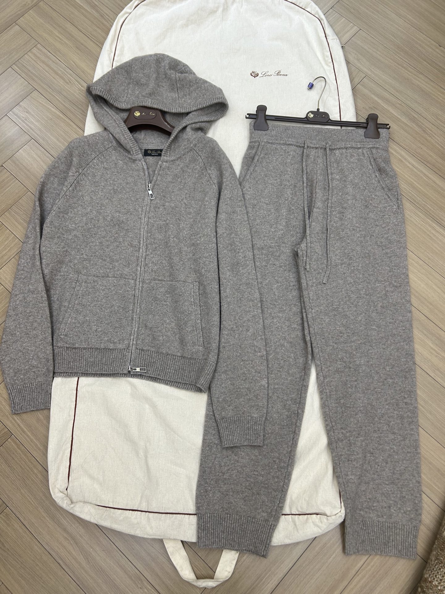 NO:588284,L new cashmere suit size 36 38 40 ready for sale, loro piana, alexander wang19860909L新款羊绒套装 尺码36 38 40 现货发售,,loro piana,alexander wang,Women's clothing