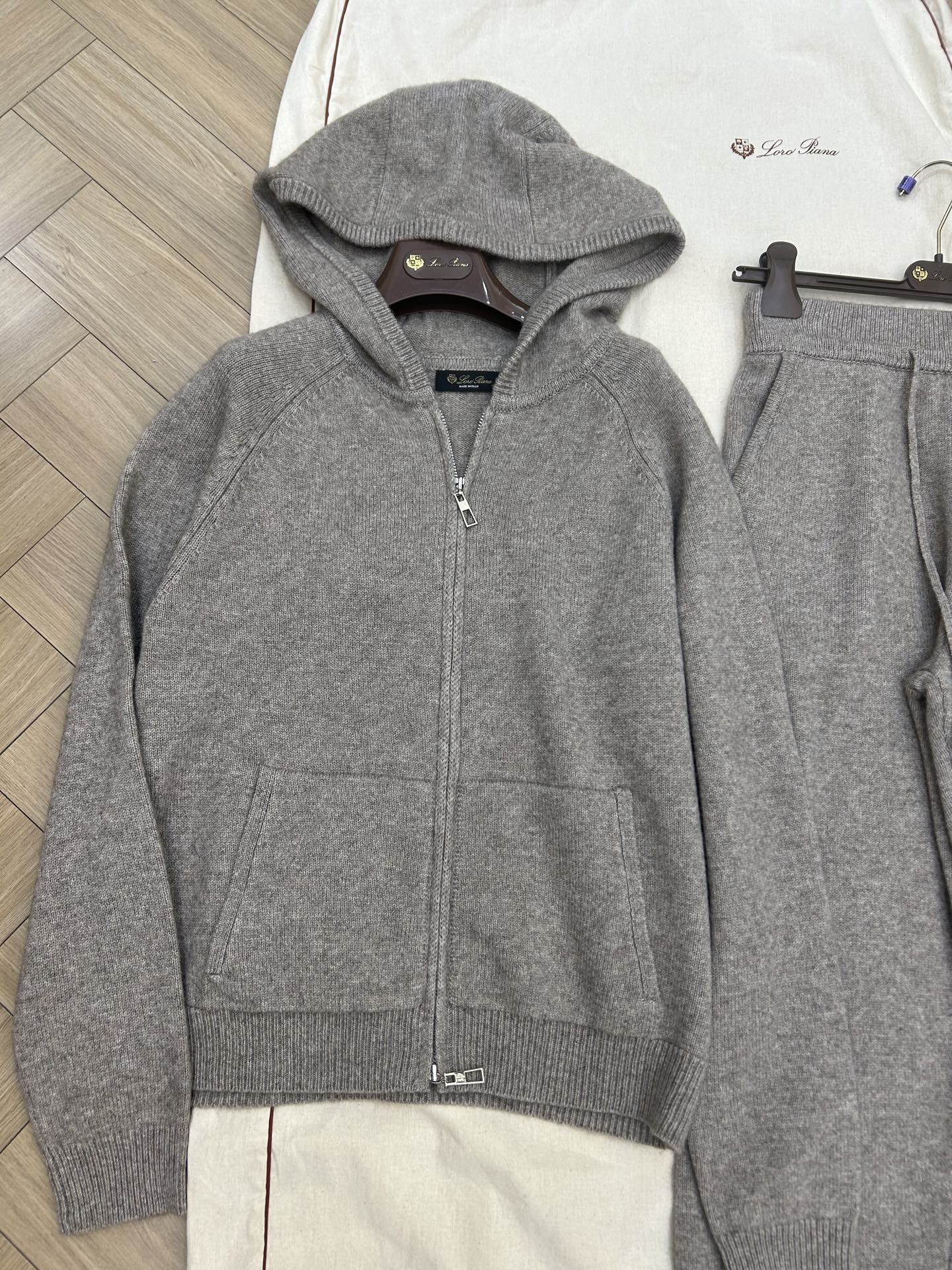 NO:588289,L new cashmere suit with floral gray sizes 36 38 40 ready for sale, loro piana, alexander wang19860909L新款羊绒套装 夹花灰 尺码36 38 40现货发售,,loro piana,alexander wang,Women's clothing