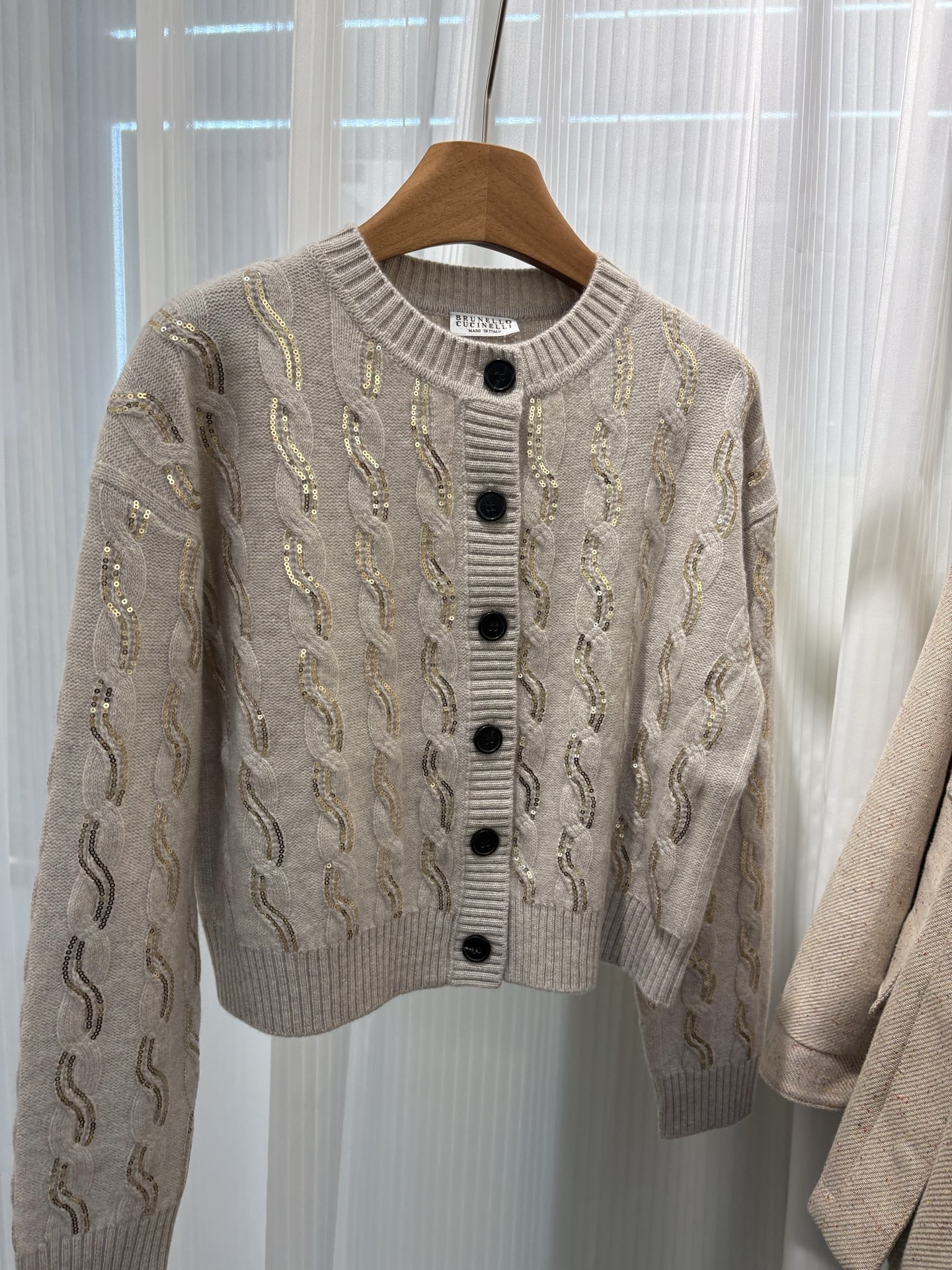 NO:605183,BC's new sequined hemp pattern cardigan. The texture is soft and skin-friendly. It's in stock. Size S M L,,alexander wang19860909BC新款 珠片麻花纹开衫 质感软糯软糯亲肤 现货了 尺码S M L,,alexander wang,Women's clothing