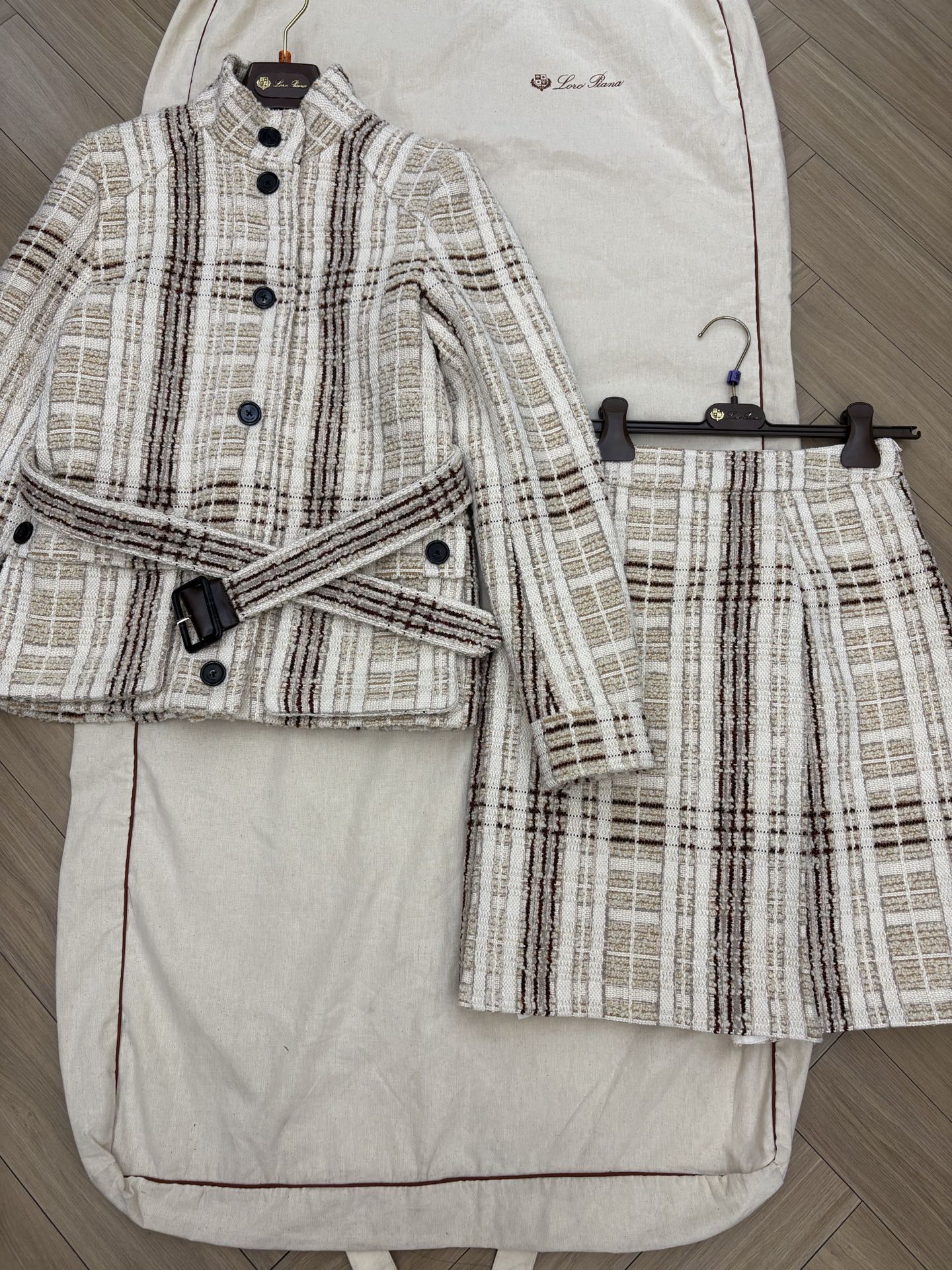 NO:627571,L new coat shipped yb customized Made of plaid tweed fabric Made of wool blended fabric Decorated with plaid pattern and neat straight silhouette design Paired with a belt of the same color to tighten the waistline, showing elegance and sophistication Size 36 38 40,,loro piana,jackets & coats,alexander wang19860909L新品外套出货 yb定制 采用格纹粗花呢面料打造 羊毛混纺面料制成 饰以格纹图案利落直筒廓形设计 搭配同色系腰带 收束腰线 尽显优雅精致气质 尺码36 38 40,,loro piana,jackets & coats,alexander wang,Women's clothing