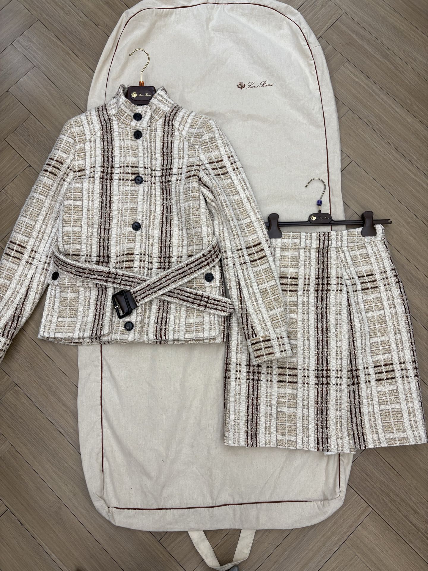 NO:627579,L new skirt is shipped and customized by yb. It is made of plaid tweed fabric. Made of wool blended fabric. It is decorated with plaid pattern and has a neat straight silhouette. It is paired with a belt of the same color to tighten the waistline, showing elegance and refinement. Sizes 36 38 40,,loro piana,skirts,alexander wang19860909L新品套裙出货 yb定制 采用格纹粗花呢面料打造 羊毛混纺面料制成 饰以格纹图案利落直筒廓形设计 搭配同色系腰带 收束腰线 尽显优雅精致气质 尺码36 38 40,,loro piana,skirts,alexander wang,Women's clothing