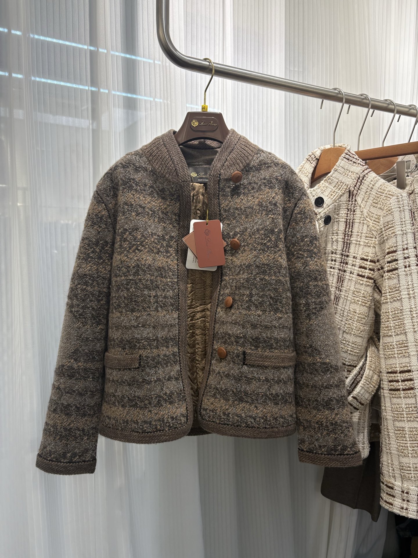 NO:630121,L's new autumn and winter heavy Fair Isle jacket has finally been shipped after three months. It is made of a variety of yarns, woven and dyed. Lined with mulberry silk. Lined with cotton. Unique edge design. Low-key old money style. Sizes 36 38 40 42. In stock, loro piana, jackets & coats, alexander wang19860909L秋冬新款重费尔岛外套用时三个月终于出货 采用多种纱线定织定染而成 里布桑蚕丝 内里夹棉 独特边缘设计 低调老钱风 尺码36 38 40 42 现货,,loro piana,jackets & coats,alexander wang,Women's clothing