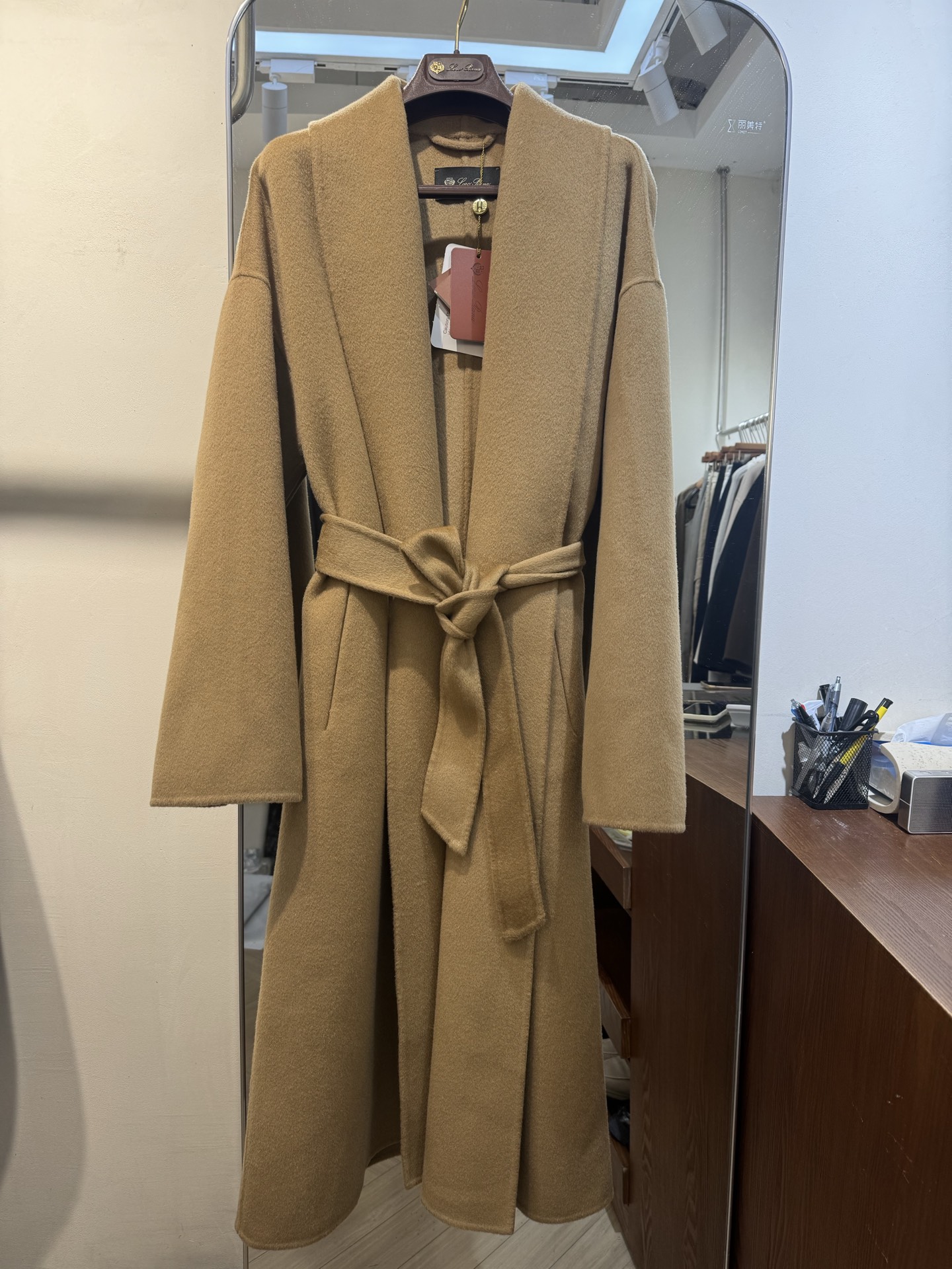 NO:648732,New product release L new cashmere wool coat, classic reproduction, simple and elegant yet noble, dark brown, camel, 2 colors, available sizes 36, 38, 40,,loro piana,alexander wang19860909新品发布 L新款羊绒羊毛大衣 经典再现 简约大气又不失高贵的一款 深棕色 驼色 2个颜色 可选尺码36 38 40,,loro piana,alexander wang,Women's clothing