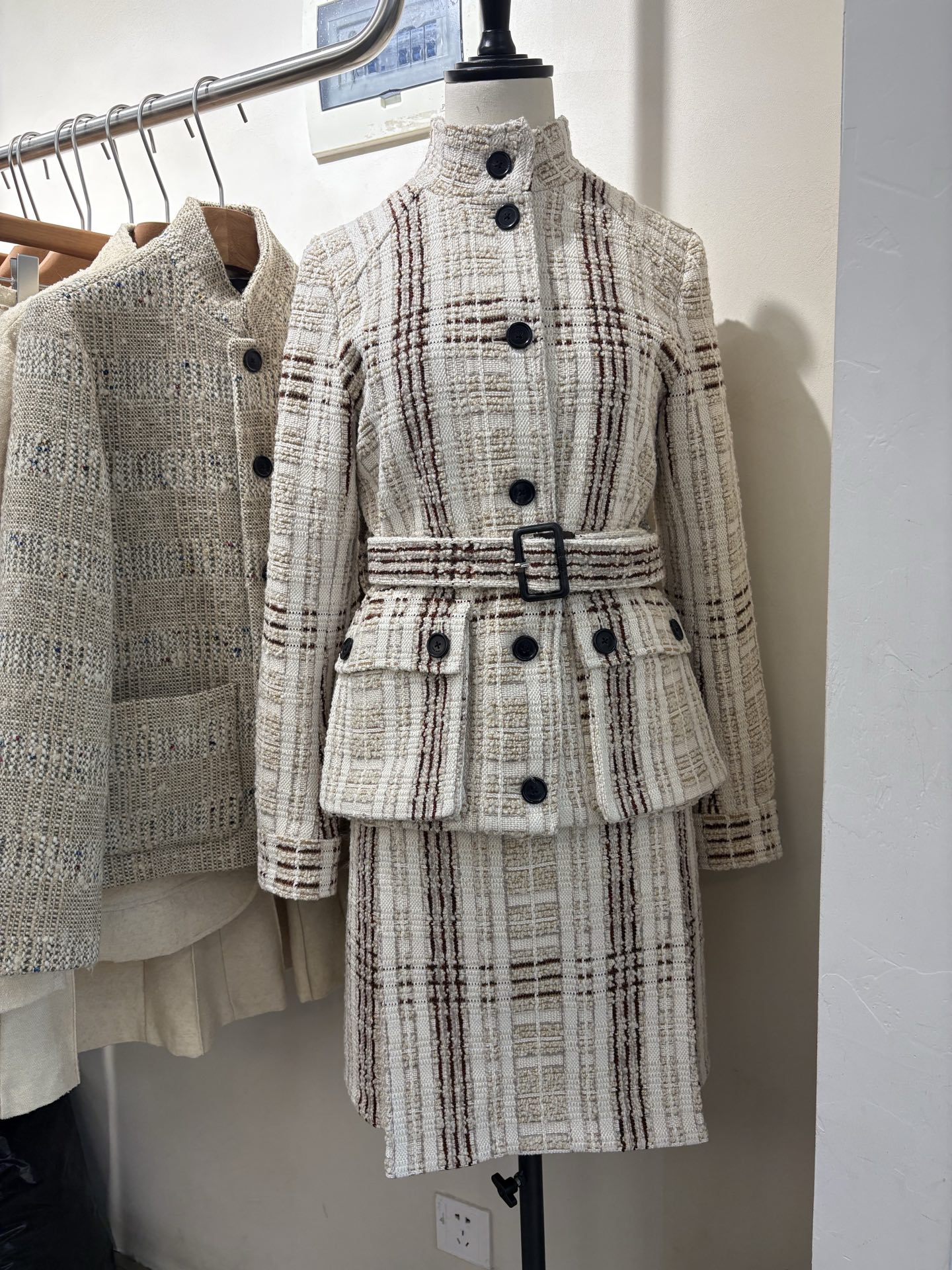 NO:654771,Take a quick photo of the stunning L new skirt, customized by yb. Made of plaid tweed fabric. Made of wool blended fabric. Decorated with a plaid pattern and a neat straight silhouette. Paired with a belt of the same color to tighten the waistline, showing elegance and sophistication. Sizes 36 38 40,,loro piana,skirts,alexander wang19860909随手一拍 绝美 L新品套裙 yb定制 采用格纹粗花呢面料打造 羊毛混纺面料制成 饰以格纹图案利落直筒廓形设计 搭配同色系腰带 收束腰线 尽显优雅精致气质 尺码36 38 40,,loro piana,skirts,alexander wang,Women's clothing