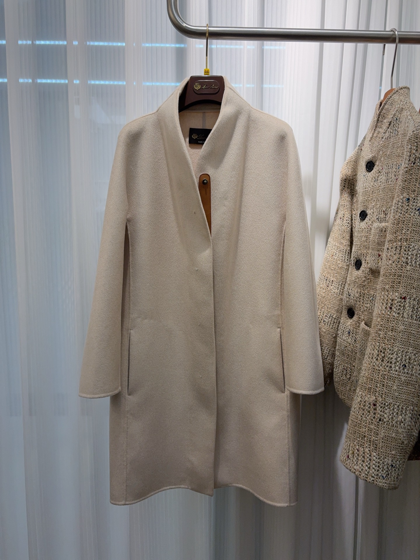 NO:656386,L pure cashmere coat has been shipped, double-sided cashmere, minimalist style, three-dimensional and stylish upper body effect, size 36 38 40,,loro piana,alexander wang19860909L纯羊绒大衣出货了 双面羊绒 版型极简 上身效果立体有型 尺码36 38 40,,loro piana,alexander wang,Women's clothing