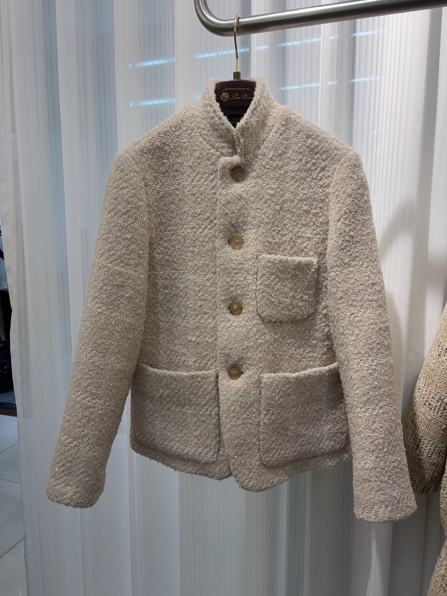 NO:656395,L new style jacket yb customized and shipped. Carefully woven with terry fabric, integrating alpaca hair, mulberry silk, linen and cashmere and other materials, and decorated with plaid pattern. Small stand-up collar design. Horn buckle. Lined with mulberry silk. Size 36 38 40,,loro piana,jackets & coats,jackets & coats,alexander wang19860909L新款 夹克外套 yb定制出货了 采用毛圈面料精心织就,融合羊驼毛、桑蚕丝、亚麻与羊绒等材质,并饰有格纹图案 小立领设计 牛角扣 内衬桑蚕丝 尺码36 38 40,,loro piana,jackets & coats,jackets & coats,alexander wang,Women's clothing