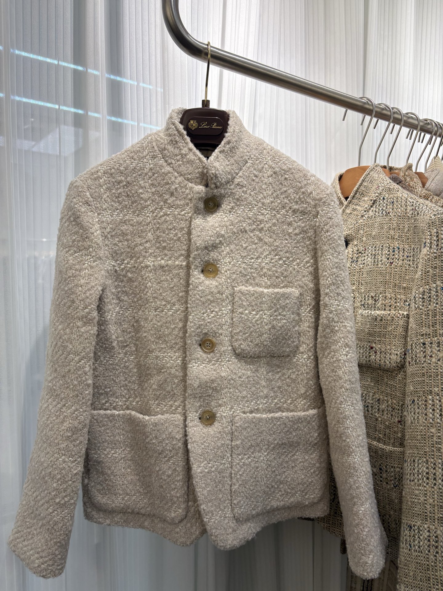 NO:658218,Arrival today. Actual shots of the goods. L new style jacket. yb custom made. Carefully woven with terry fabric, blending alpaca, mulberry silk, linen, cashmere and other materials, and decorated with plaid pattern. Small stand-up collar design. Horn buckle. Lined with mulberry silk. Size 36 38 40,,loro piana,jackets & coats,jackets & coats,alexander wang19860909今日到仓 大货实拍 L新款 夹克外套 yb定制 采用毛圈面料精心织就,融合羊驼毛、桑蚕丝、亚麻与羊绒等材质,并饰有格纹图案 小立领设计 牛角扣 内衬桑蚕丝 尺码36 38 40,,loro piana,jackets & coats,jackets & coats,alexander wang,Women's clothing