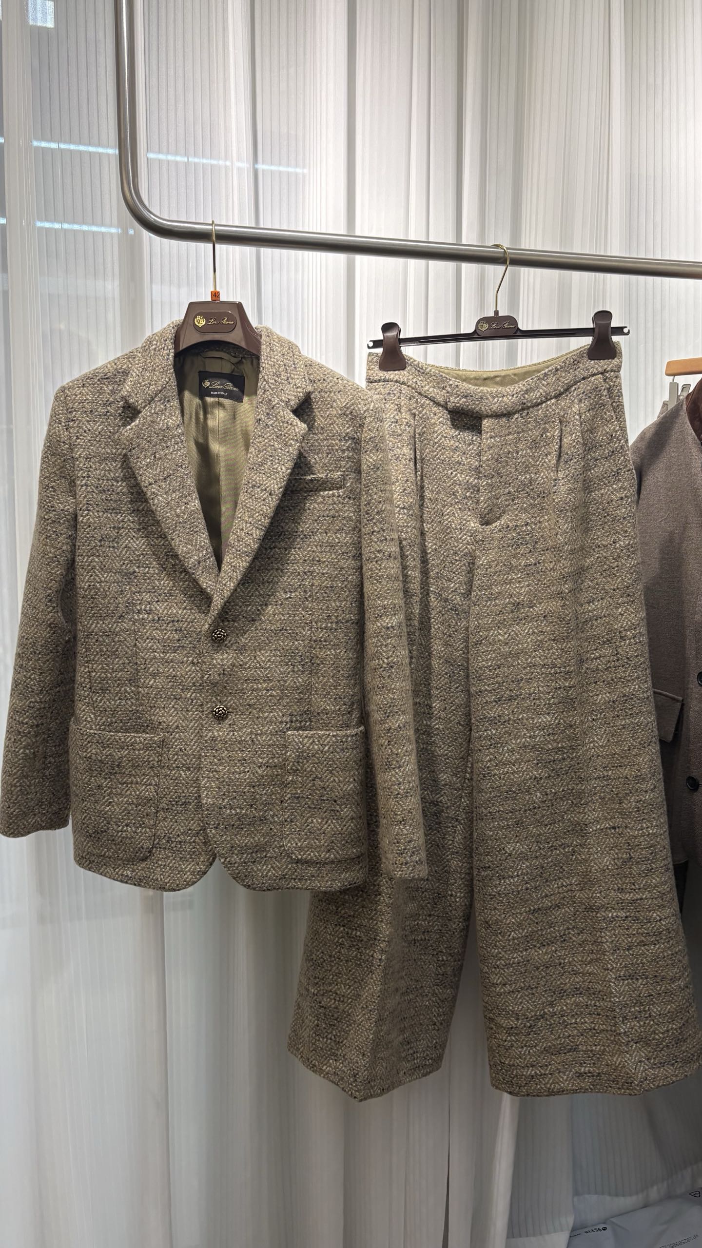 NO:665971,New products shipped L new suit jacket has been shipped. Sheep wool and alpaca blended. The lining is made of mulberry silk. Customized shipment. 36 38 40,,loro piana,jackets & coats,business suit, 19860909新品出货 L新款西装外套出货了 绵羊毛羊驼毛混纺 里布采用桑蚕丝 定制出货 36 38 40,,loro piana,jackets & coats,business suit, ,Women's clothing