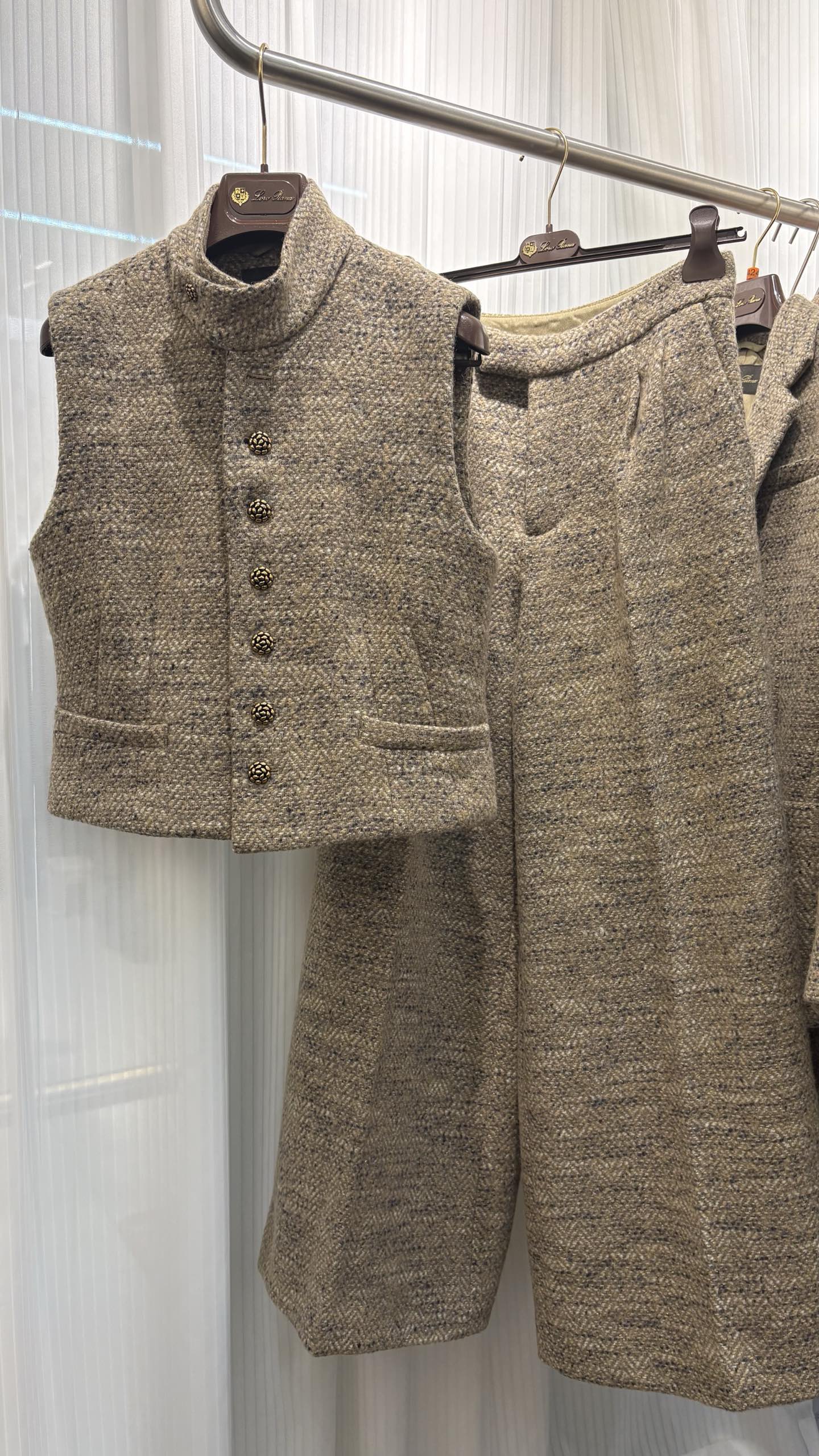 NO:665972,New product shipment L new vest Sheep wool and alpaca blended lining made of mulberry silk Customized shipment 36 38 40,,loro piana, 19860909新品出货 L新款马甲 绵羊毛羊驼毛混纺 里布采用桑蚕丝 定制出货 36 38 40,,loro piana, ,Women's clothing